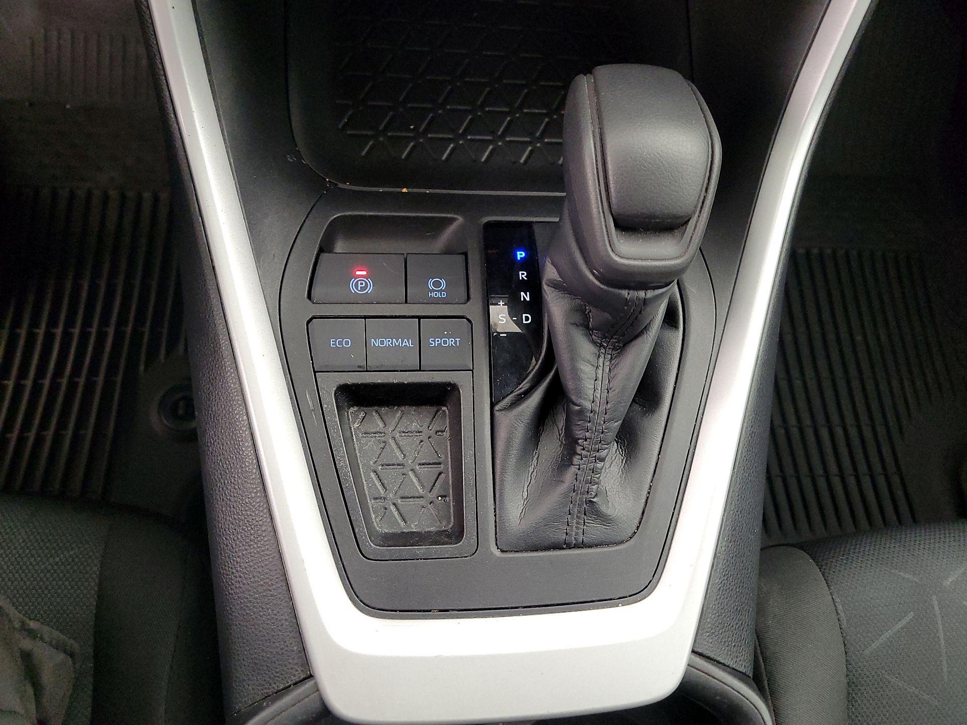 Thumbnail: 2022 Toyota RAV4 - 17