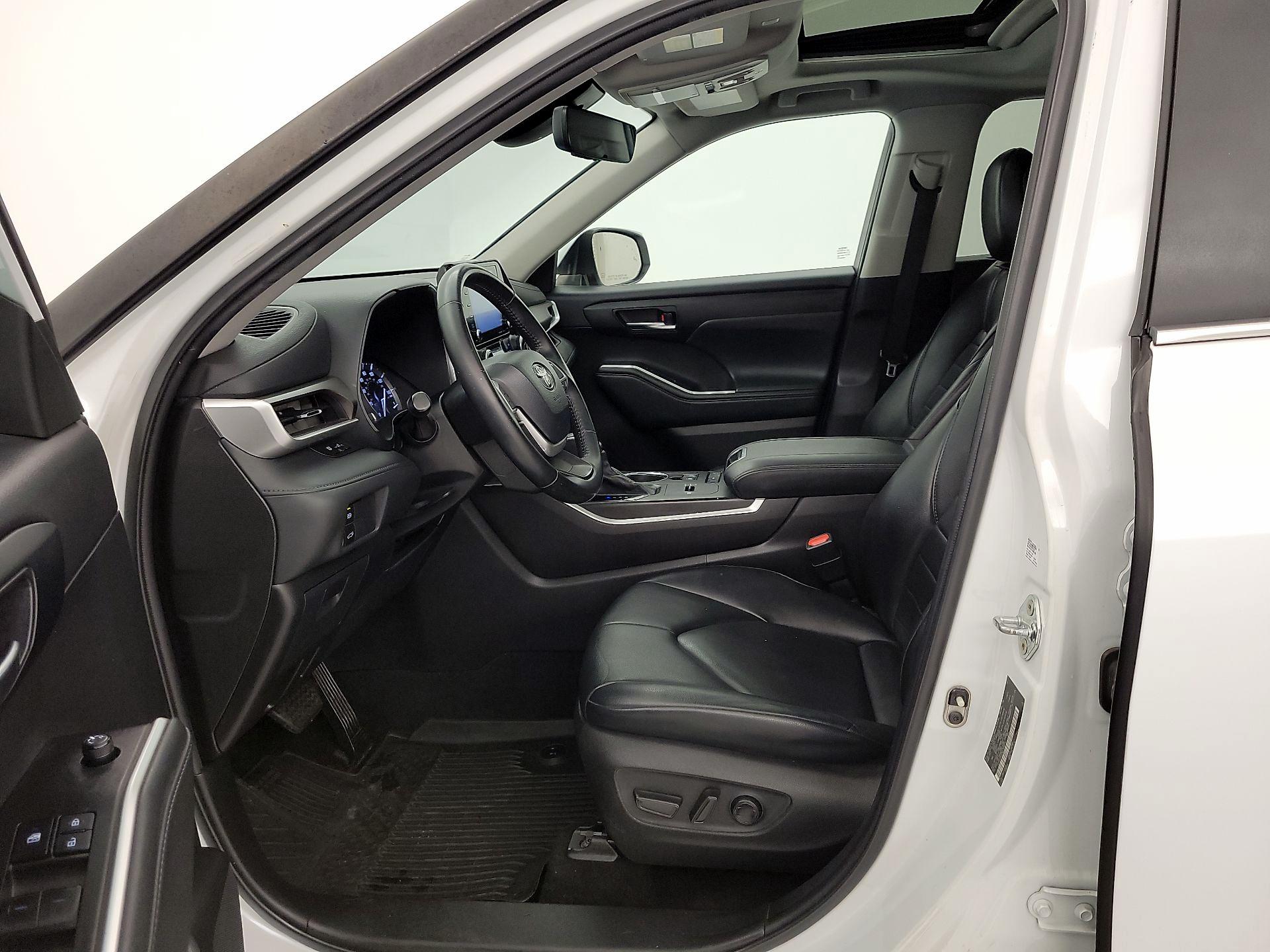 Thumbnail: 2022 Toyota Highlander - 11