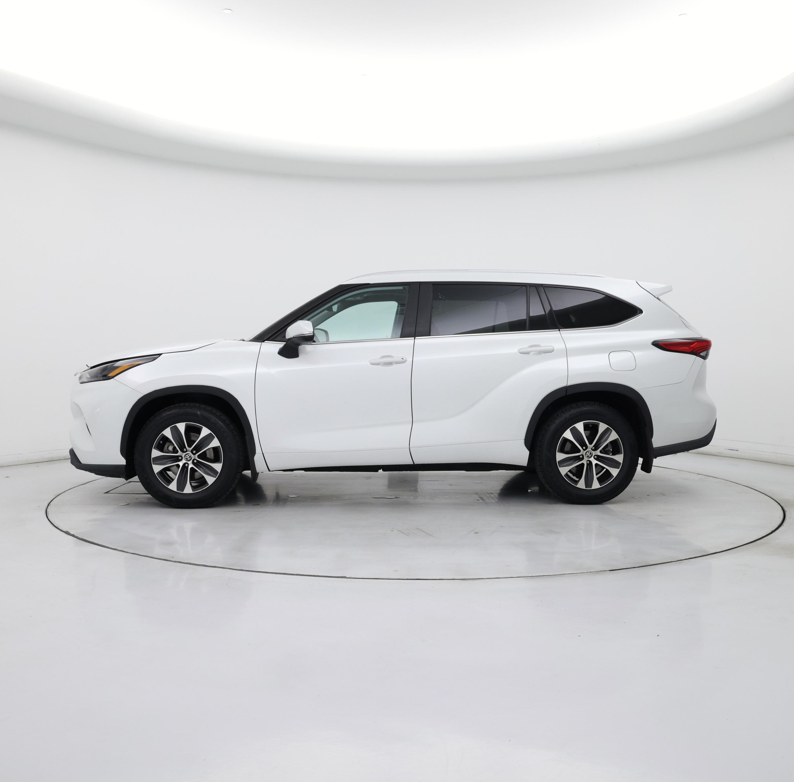 Thumbnail: 2022 Toyota Highlander - 3