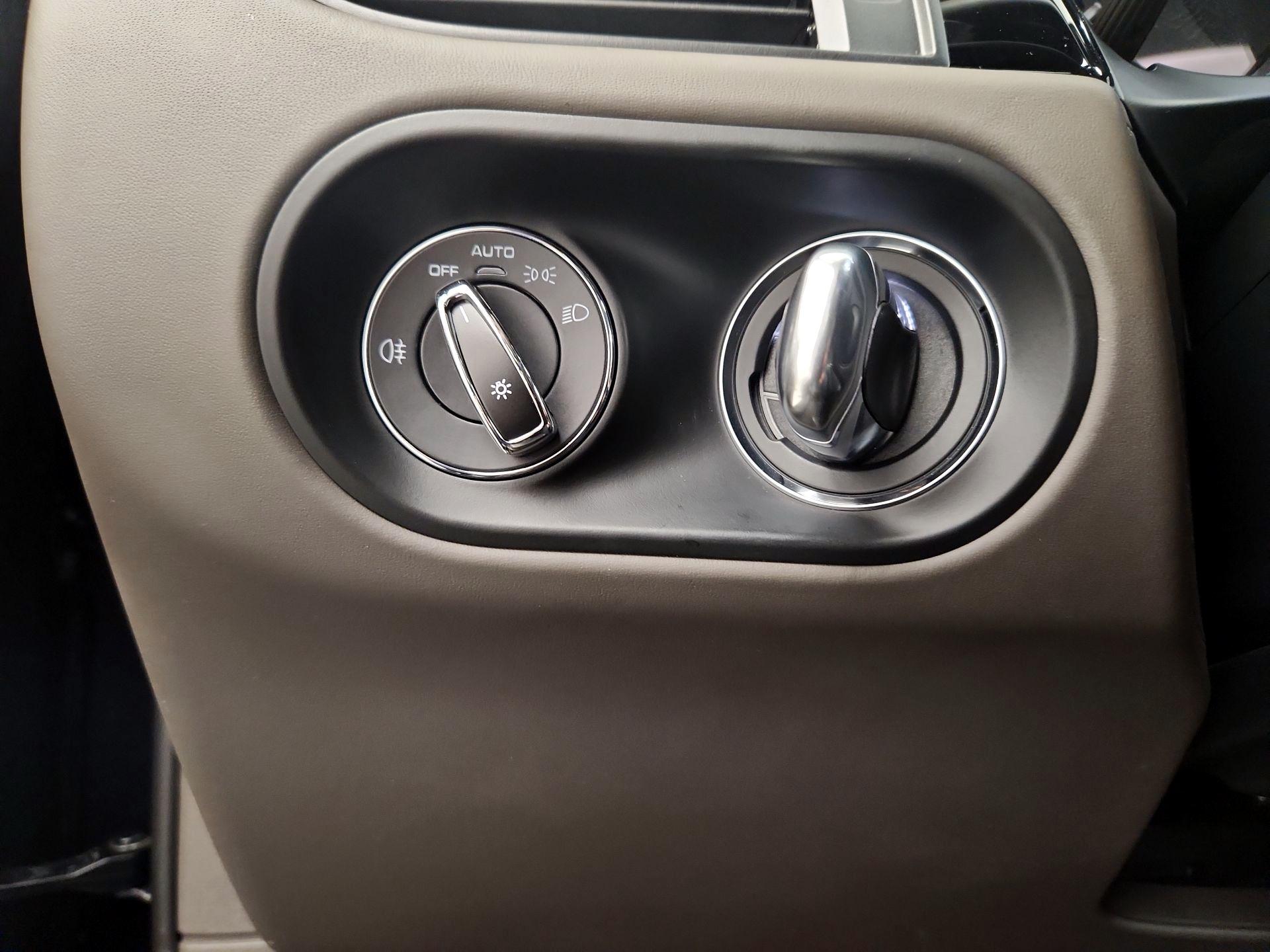 Thumbnail: 2023 Porsche Macan - 13