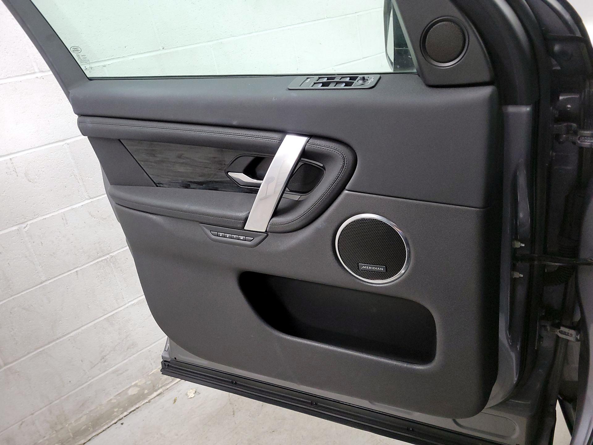 Thumbnail: 2022 Land Rover Discovery Sport - 10