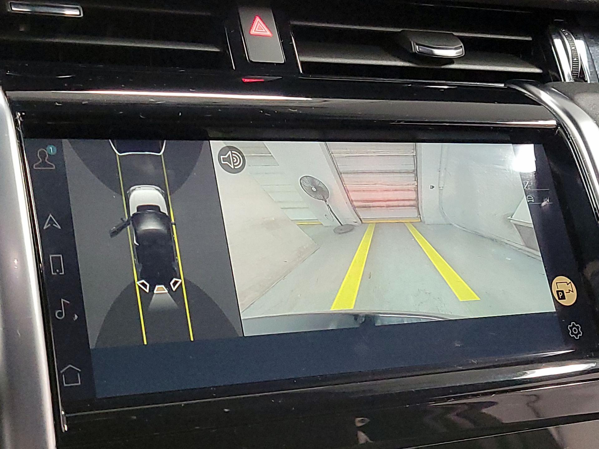 Thumbnail: 2022 Land Rover Discovery Sport - 11