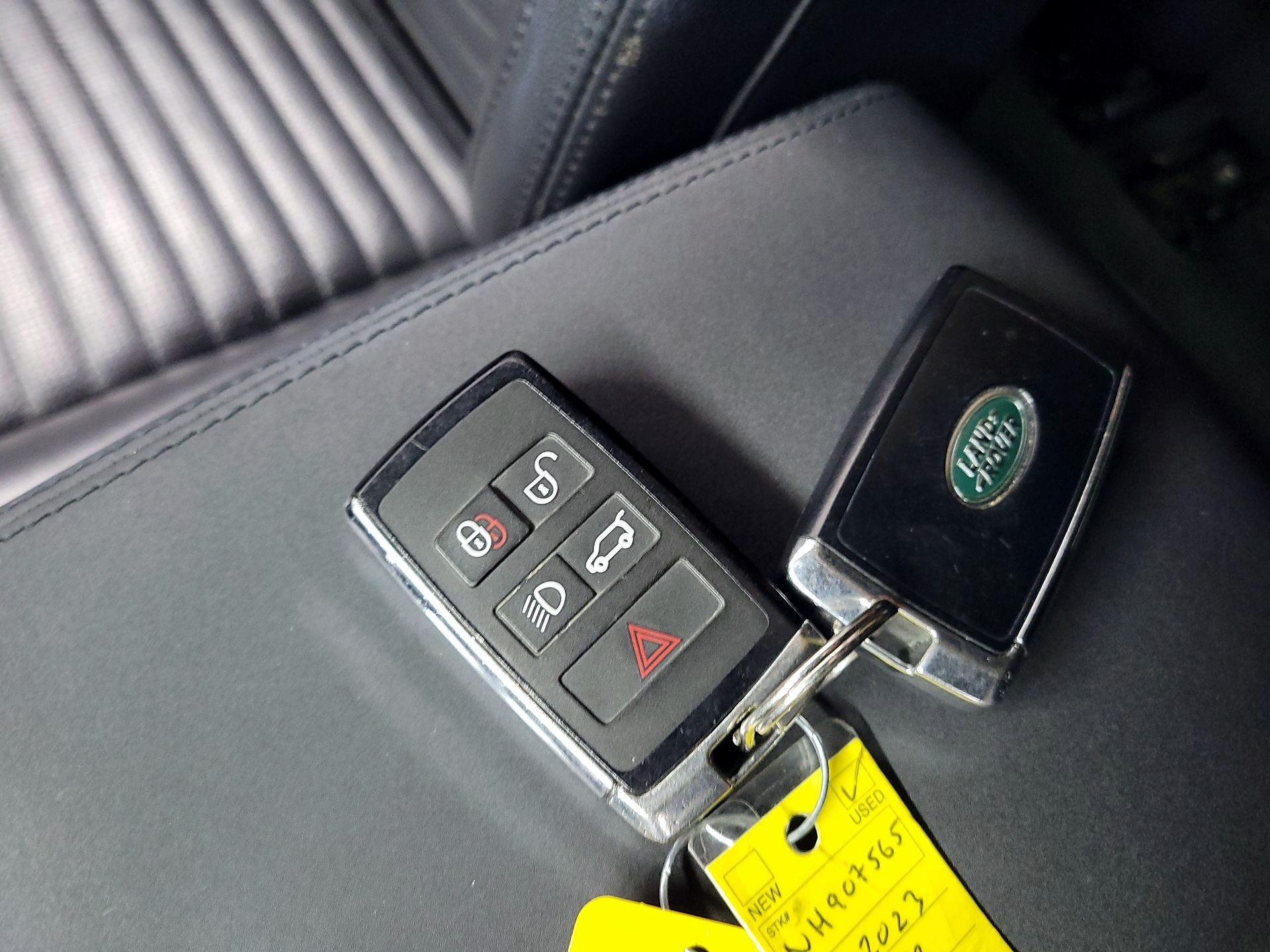 Thumbnail: 2022 Land Rover Discovery Sport - 18