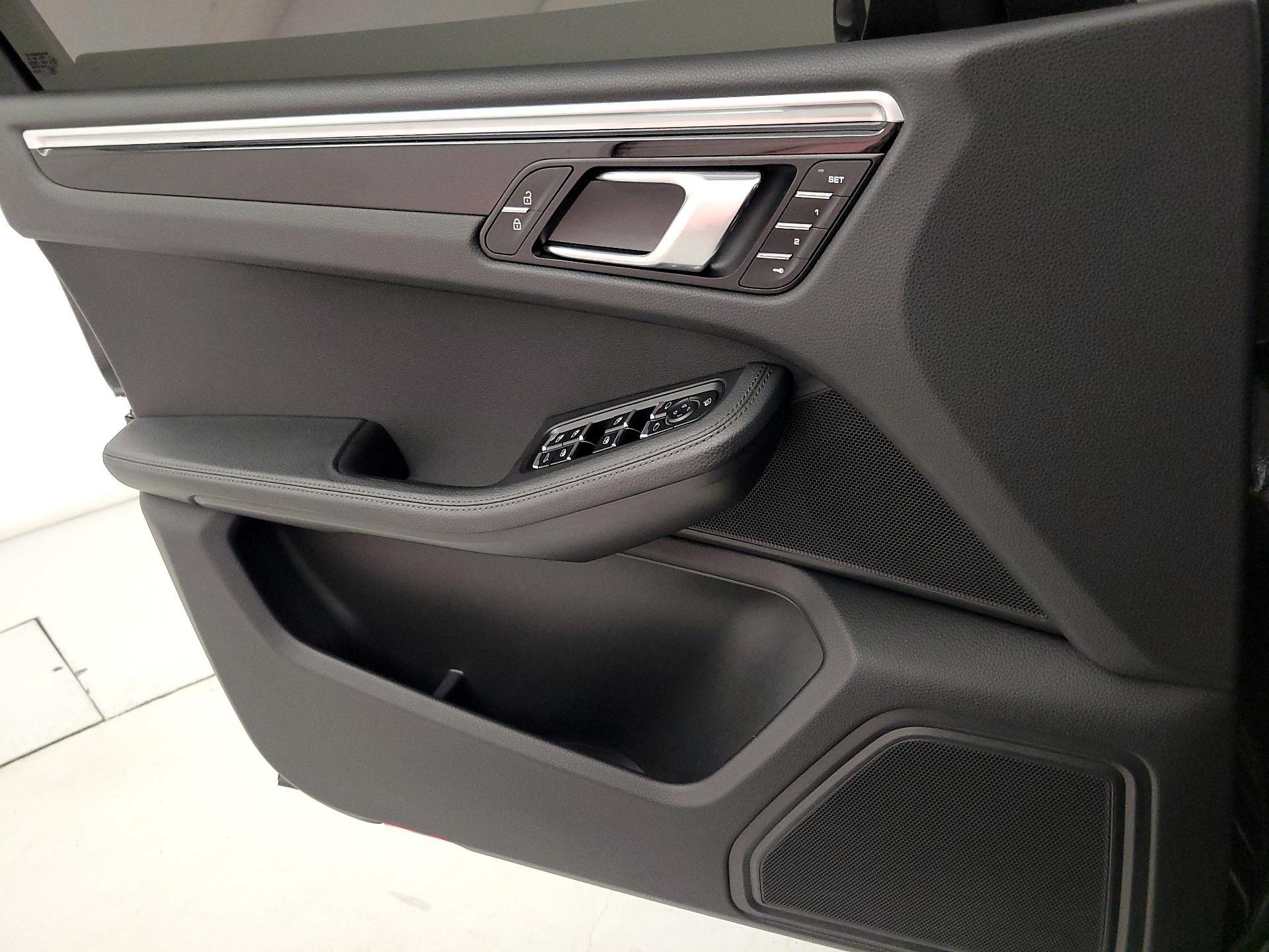 Thumbnail: 2023 Porsche Macan - 12