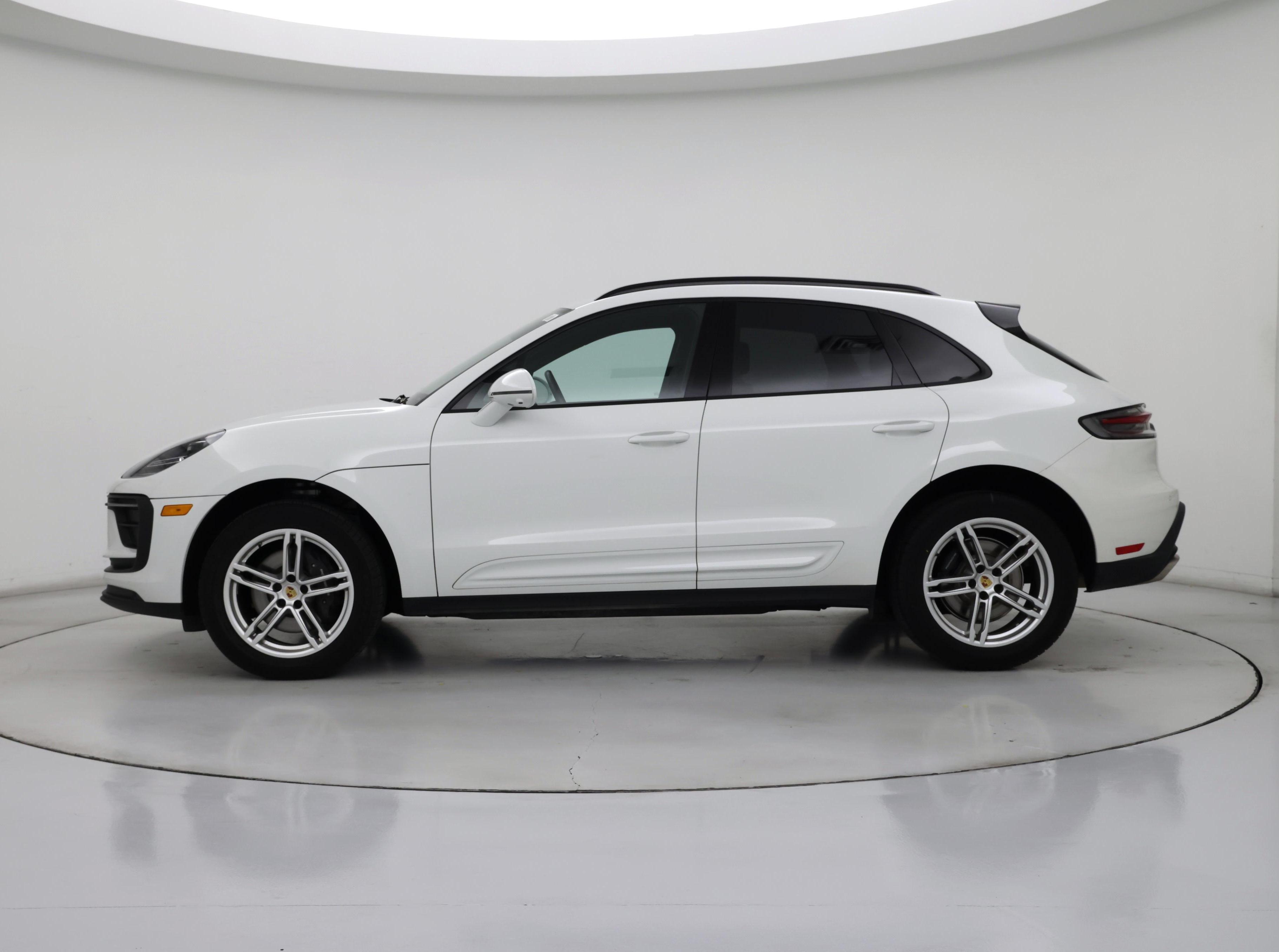 Thumbnail: 2023 Porsche Macan - 3