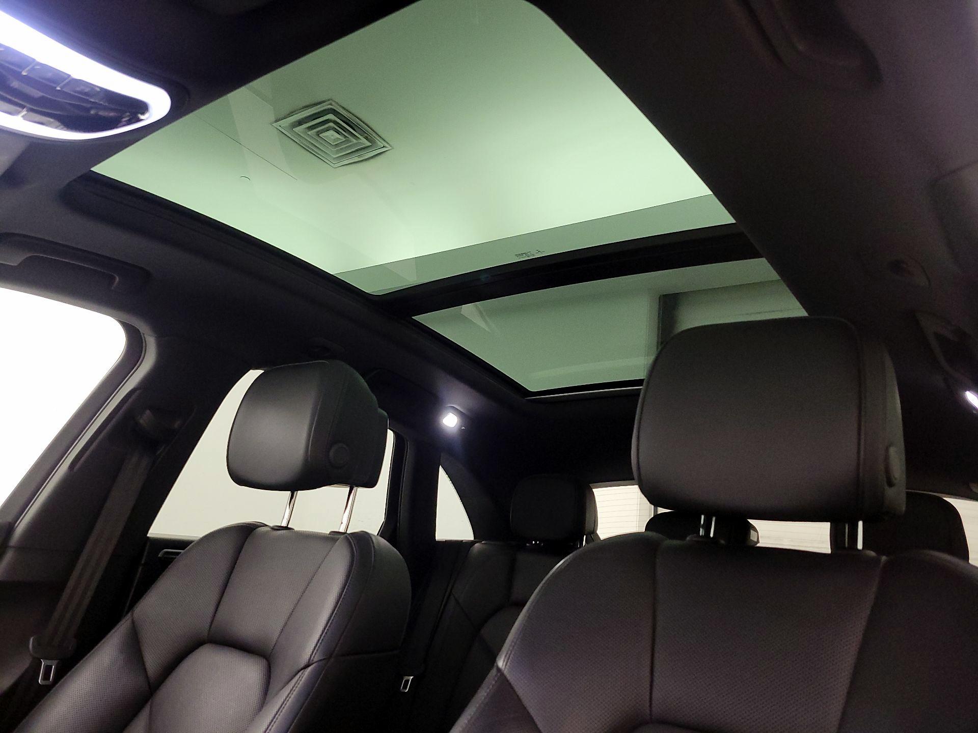 Thumbnail: 2020 Porsche Macan - 20