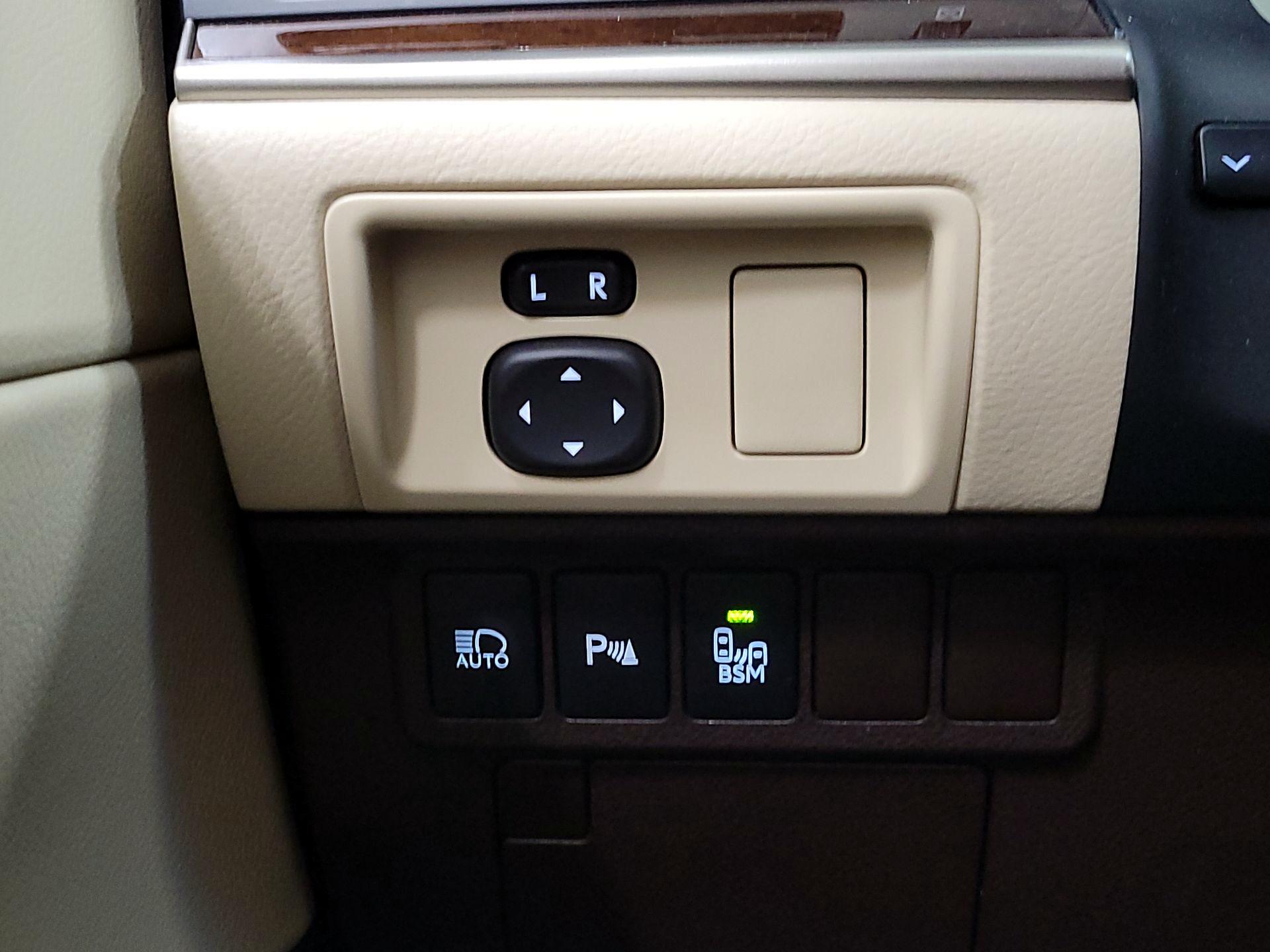 Thumbnail: 2017 Lexus ES - 13