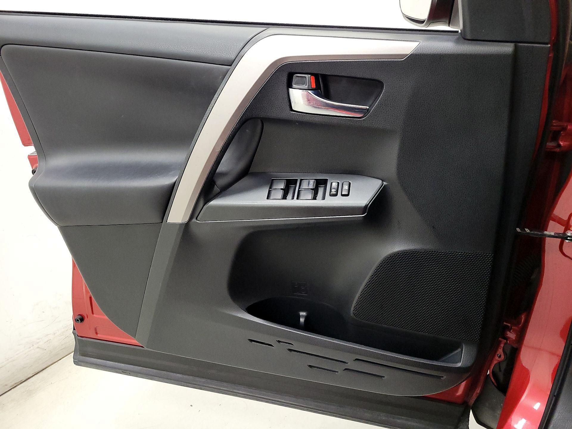 Thumbnail: 2017 Toyota RAV4 - 12