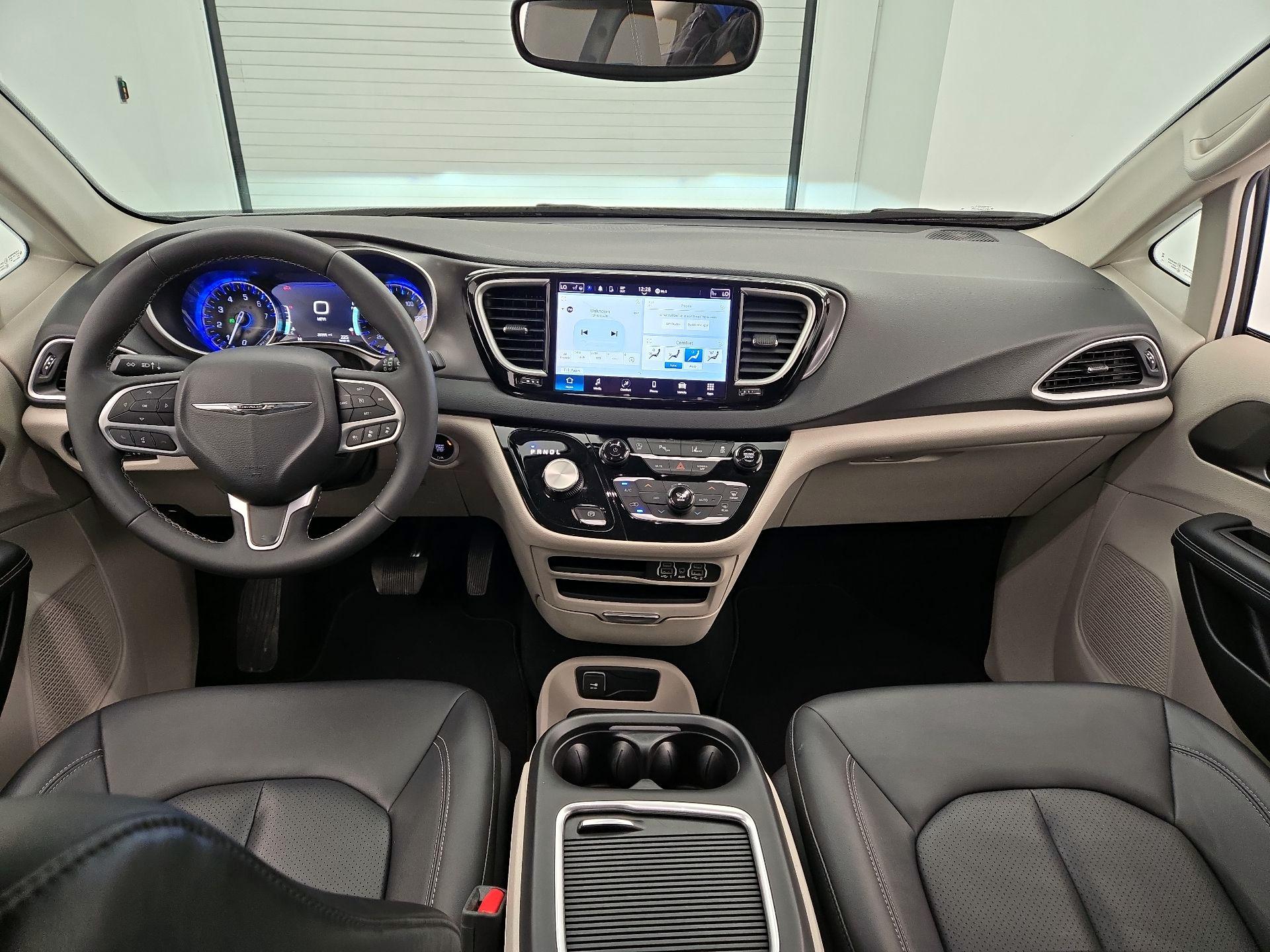 Thumbnail: 2024 Chrysler Pacifica - 9