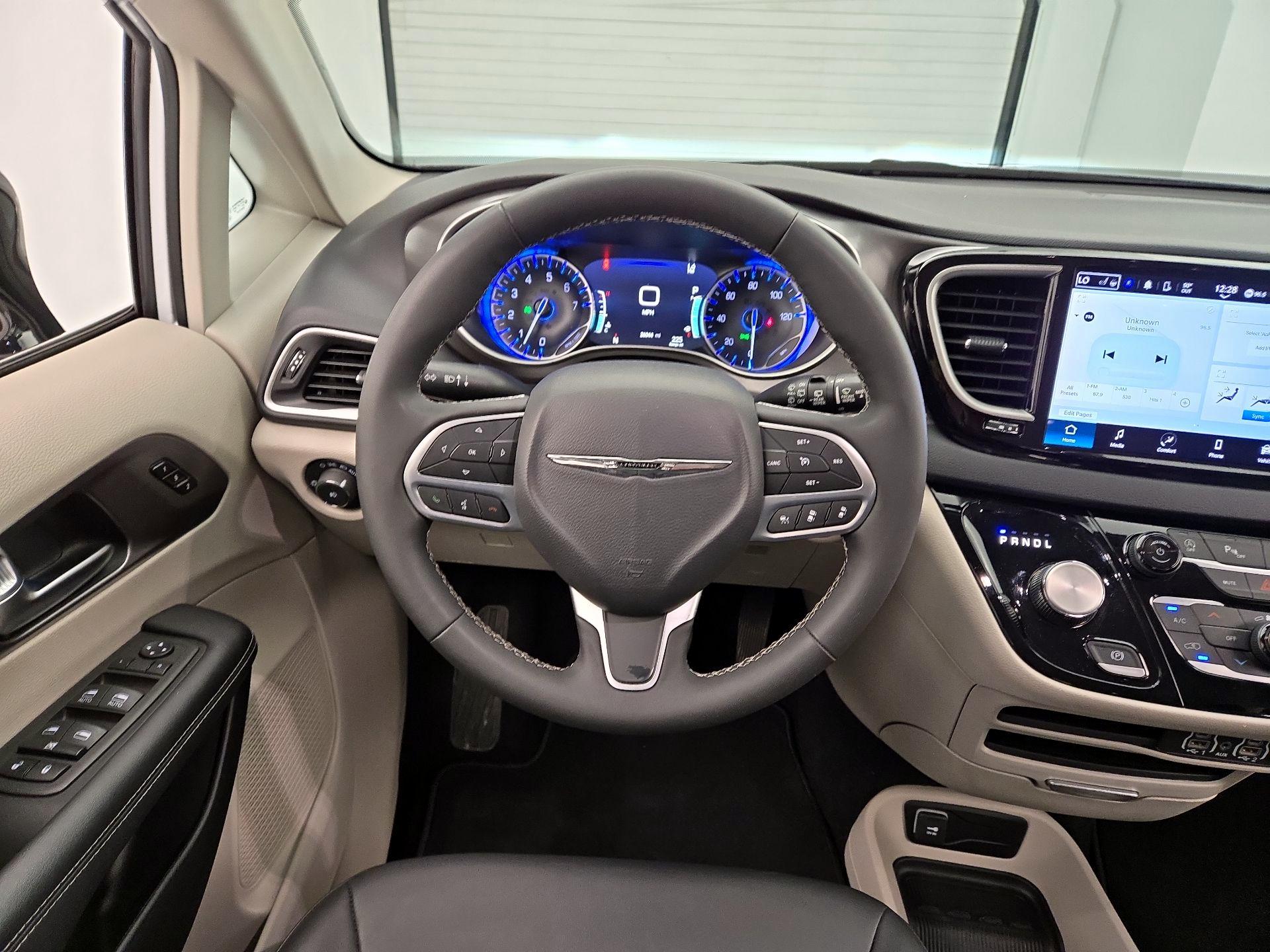 Thumbnail: 2024 Chrysler Pacifica - 10