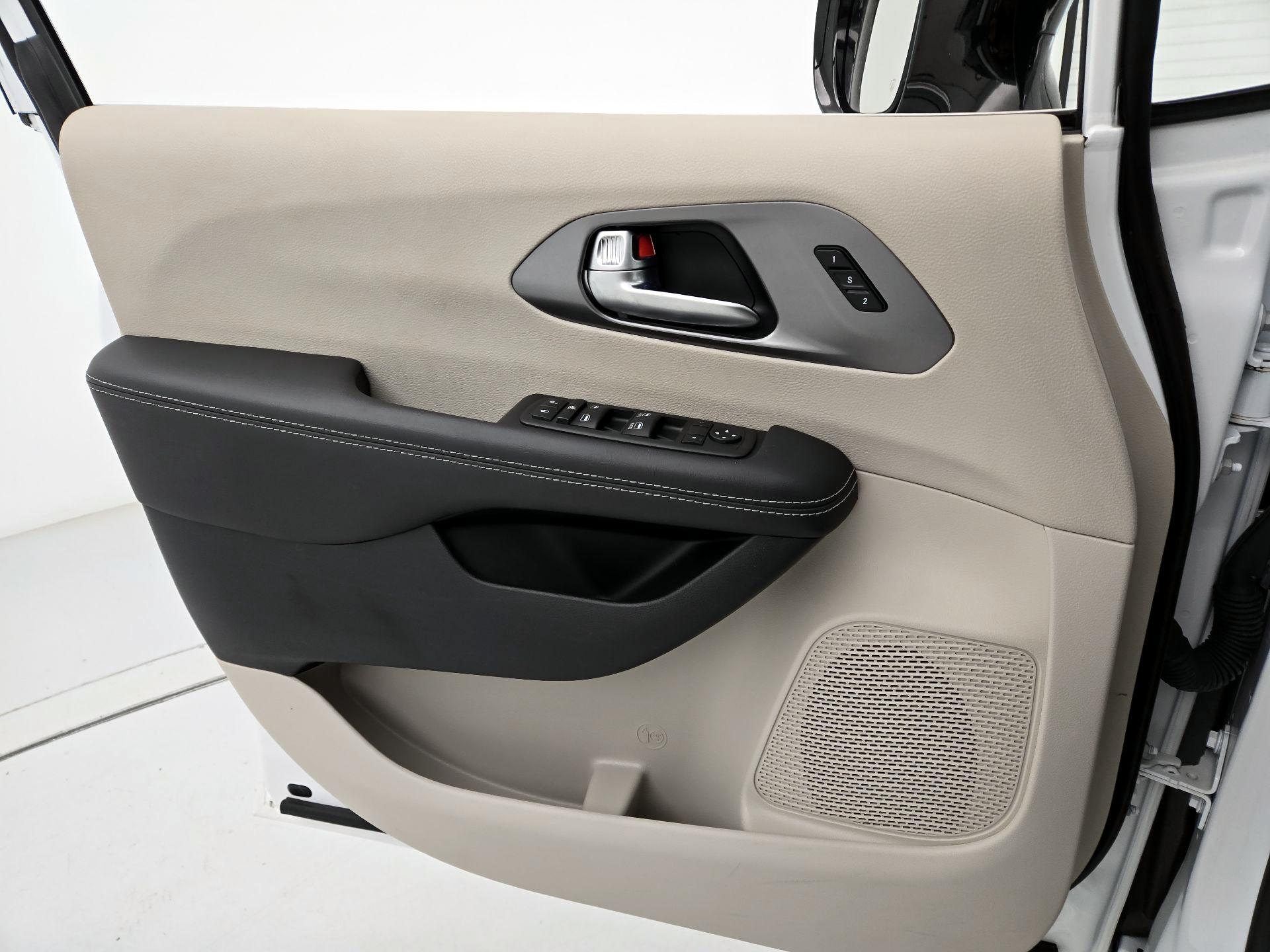 Thumbnail: 2024 Chrysler Pacifica - 12