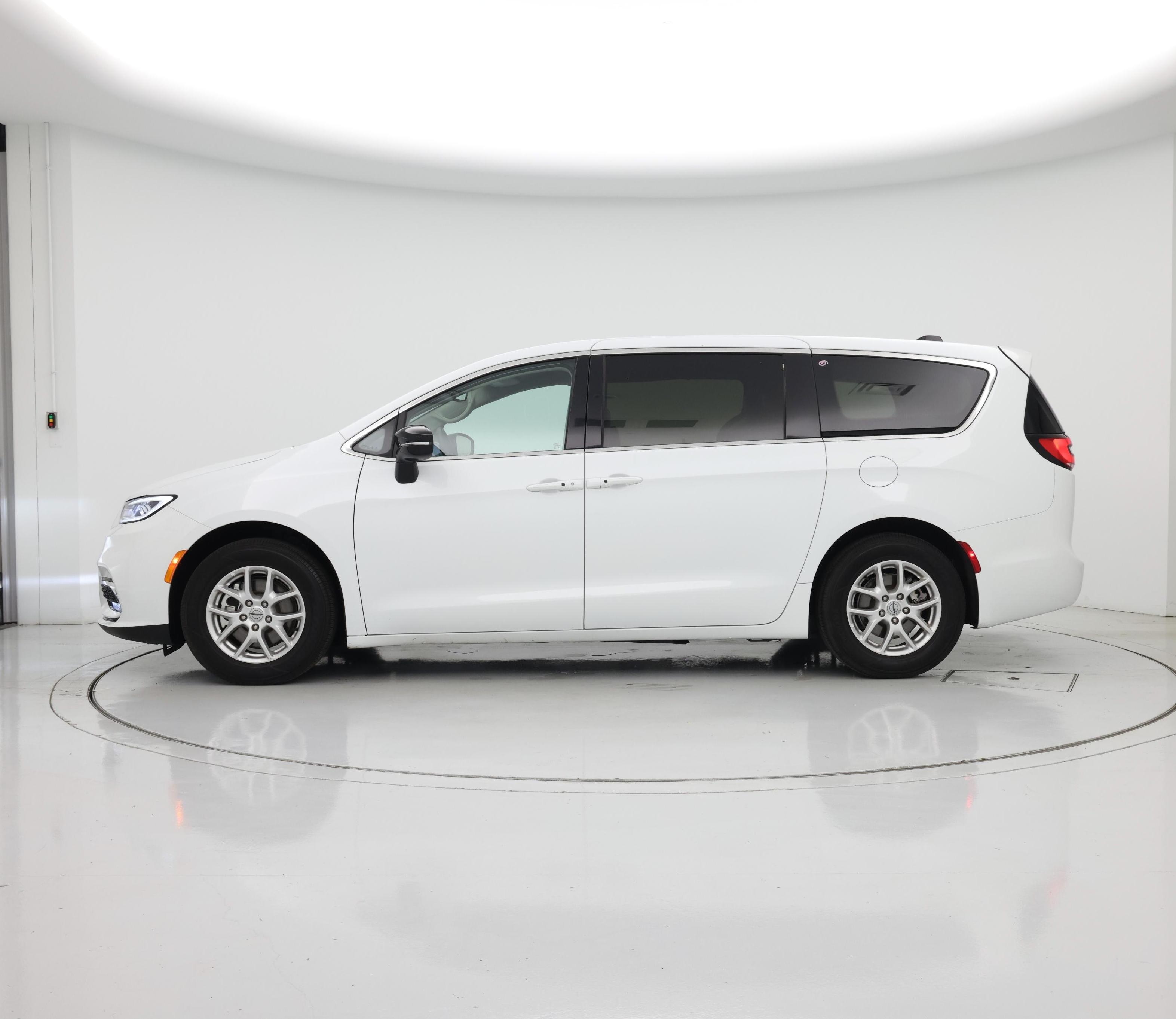 Thumbnail: 2024 Chrysler Pacifica - 3