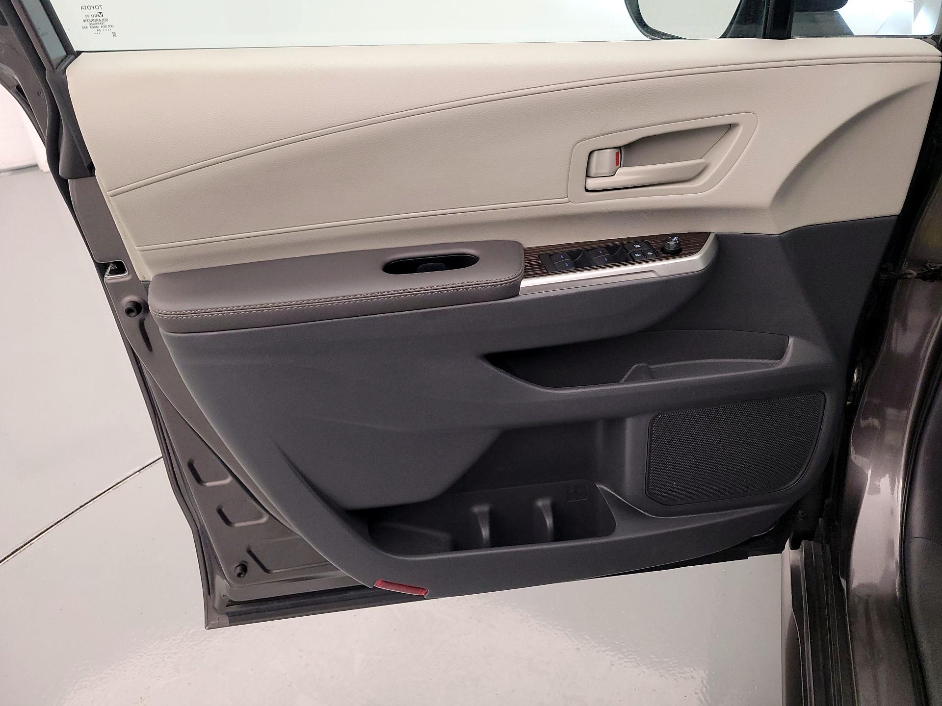 Thumbnail: 2024 Toyota Sienna - 12