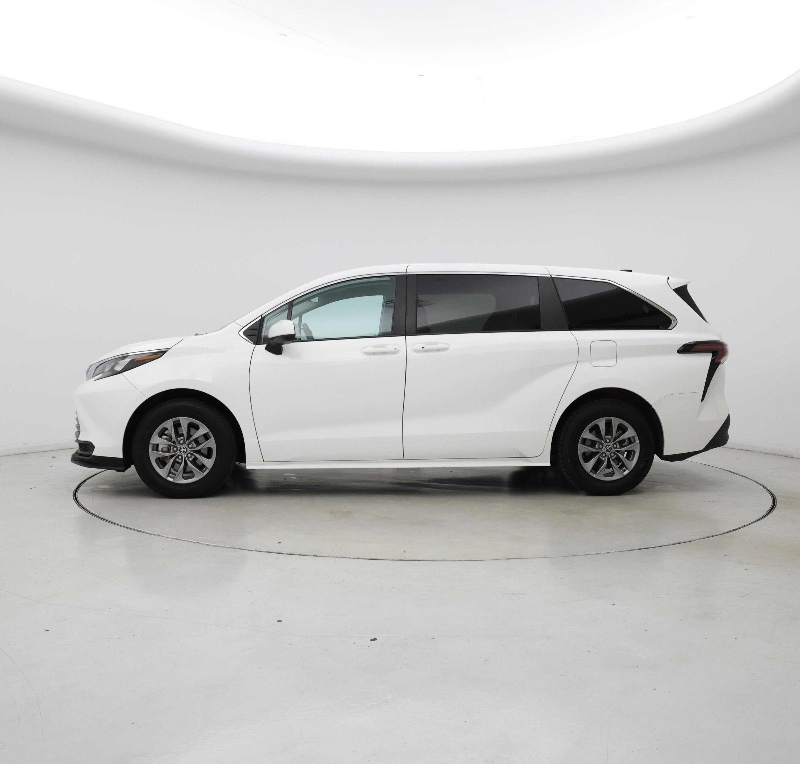 Thumbnail: 2024 Toyota Sienna - 3