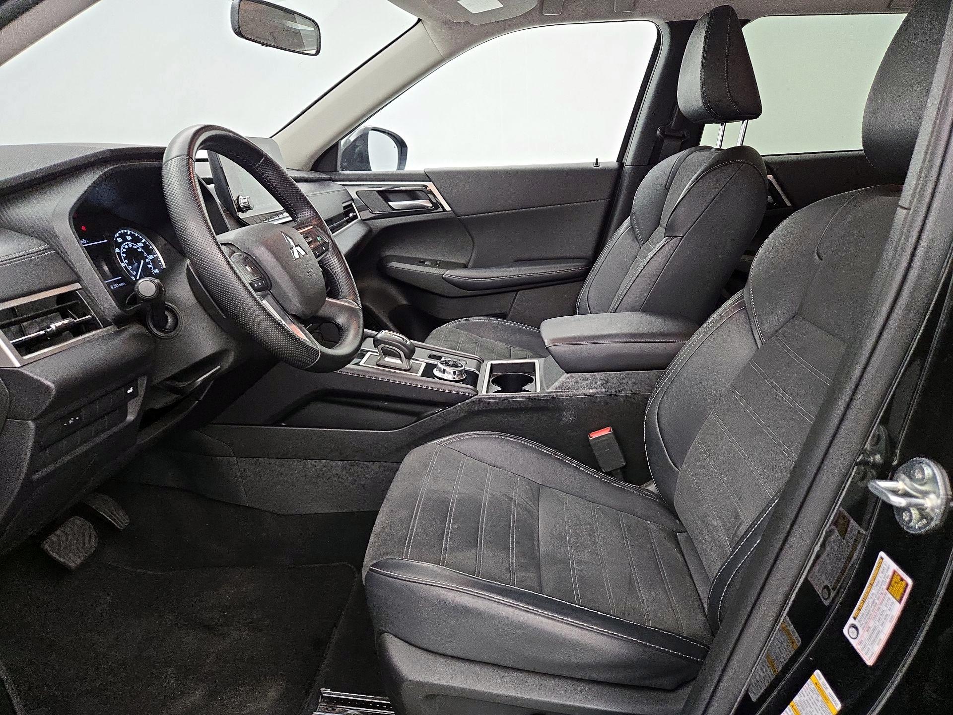 Thumbnail: 2024 Mitsubishi Outlander - 11