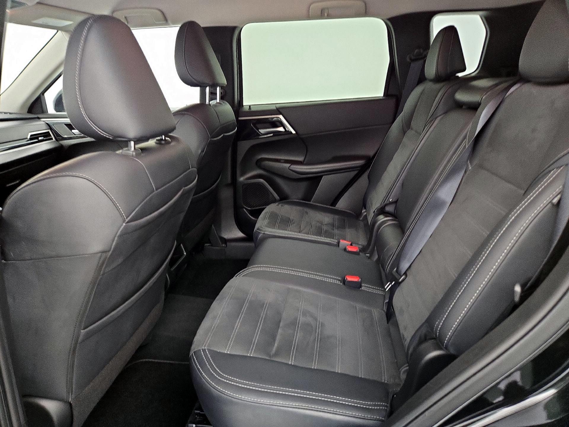 Thumbnail: 2024 Mitsubishi Outlander - 20