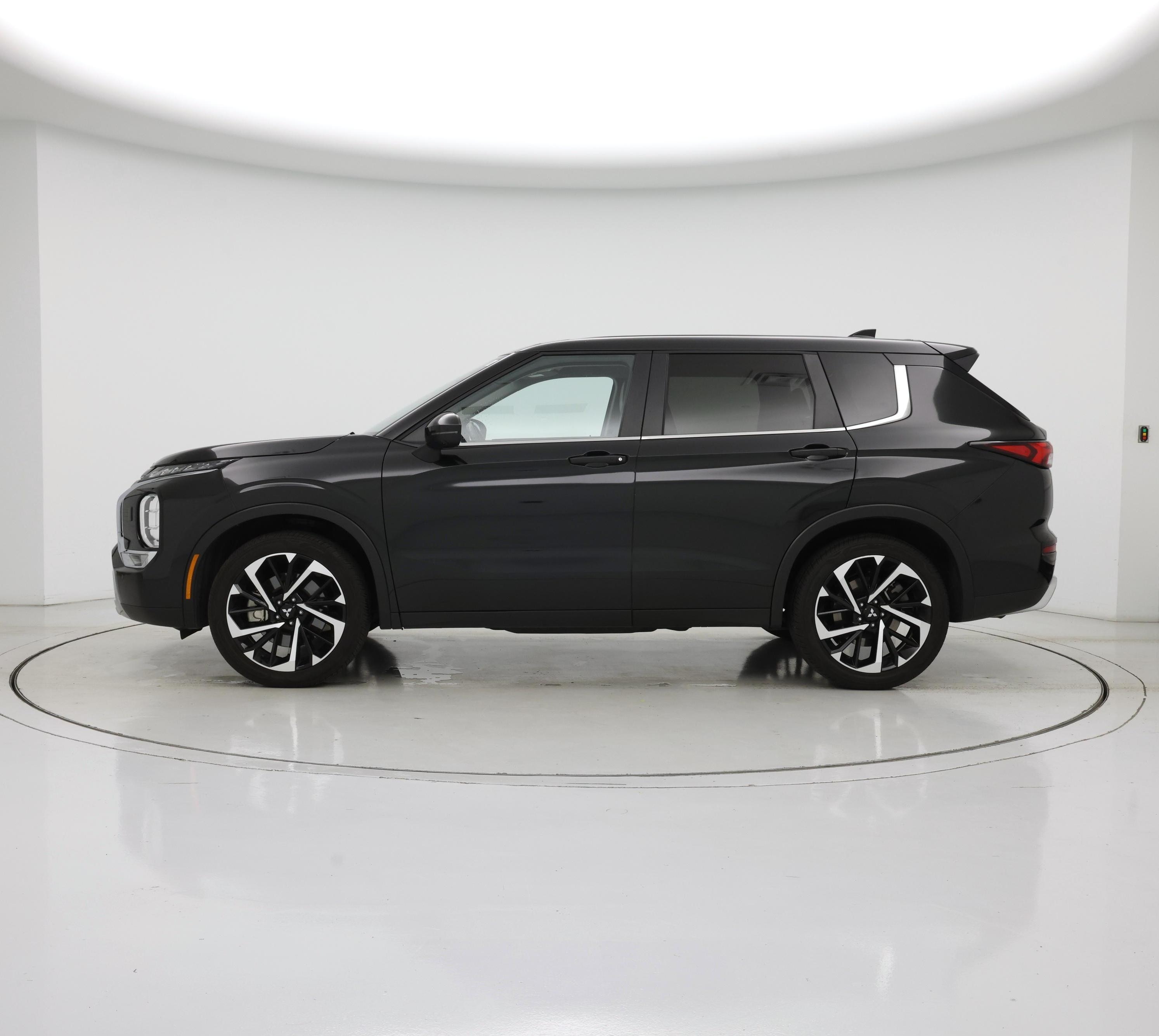 Thumbnail: 2024 Mitsubishi Outlander - 3