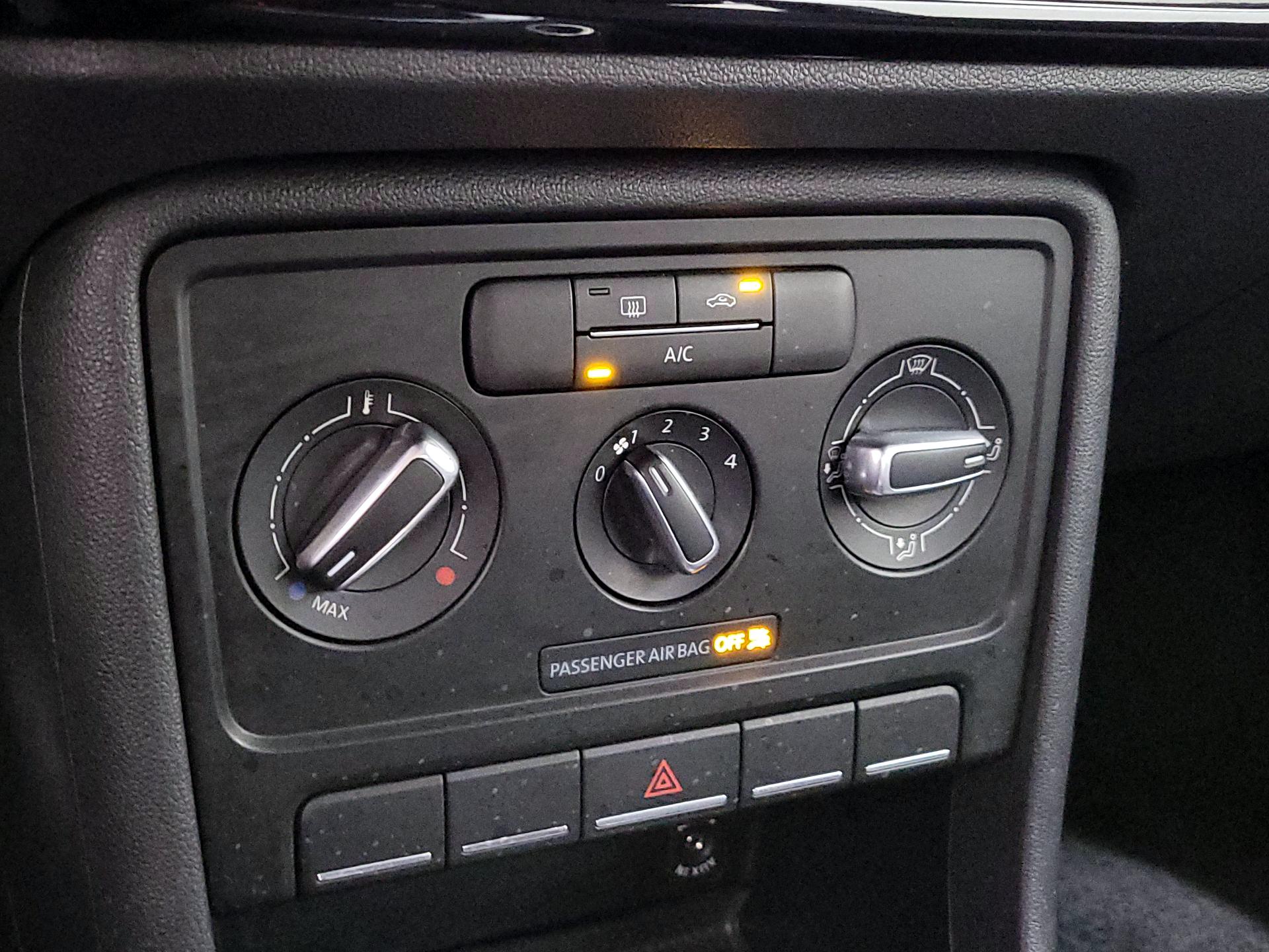 Thumbnail: 2014 Volkswagen Beetle - 15