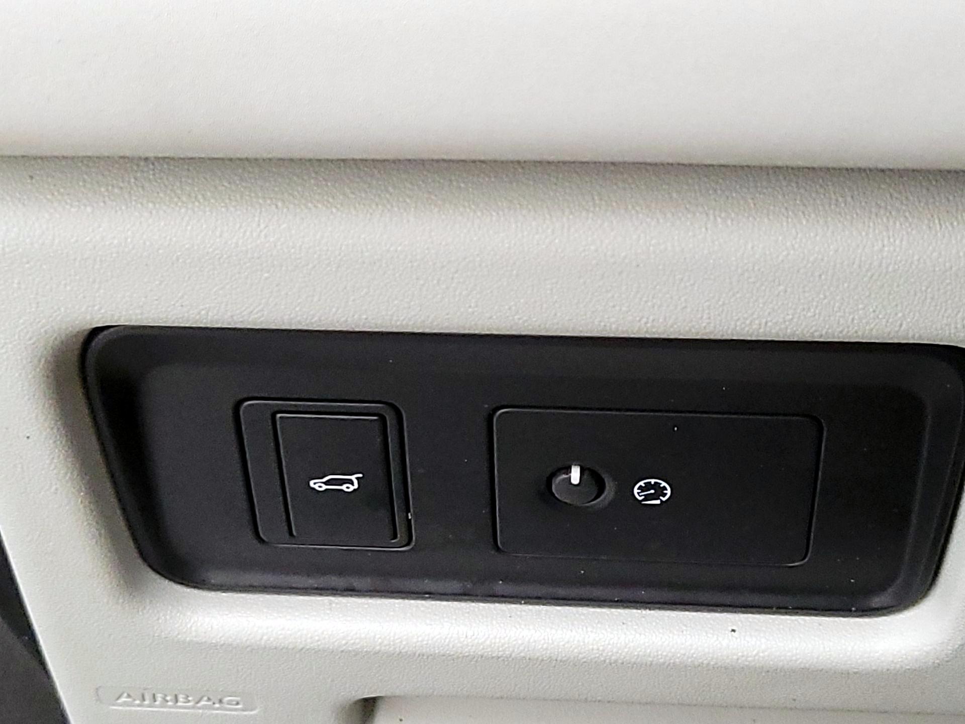 Thumbnail: 2019 Land Rover Discovery Sport - 13