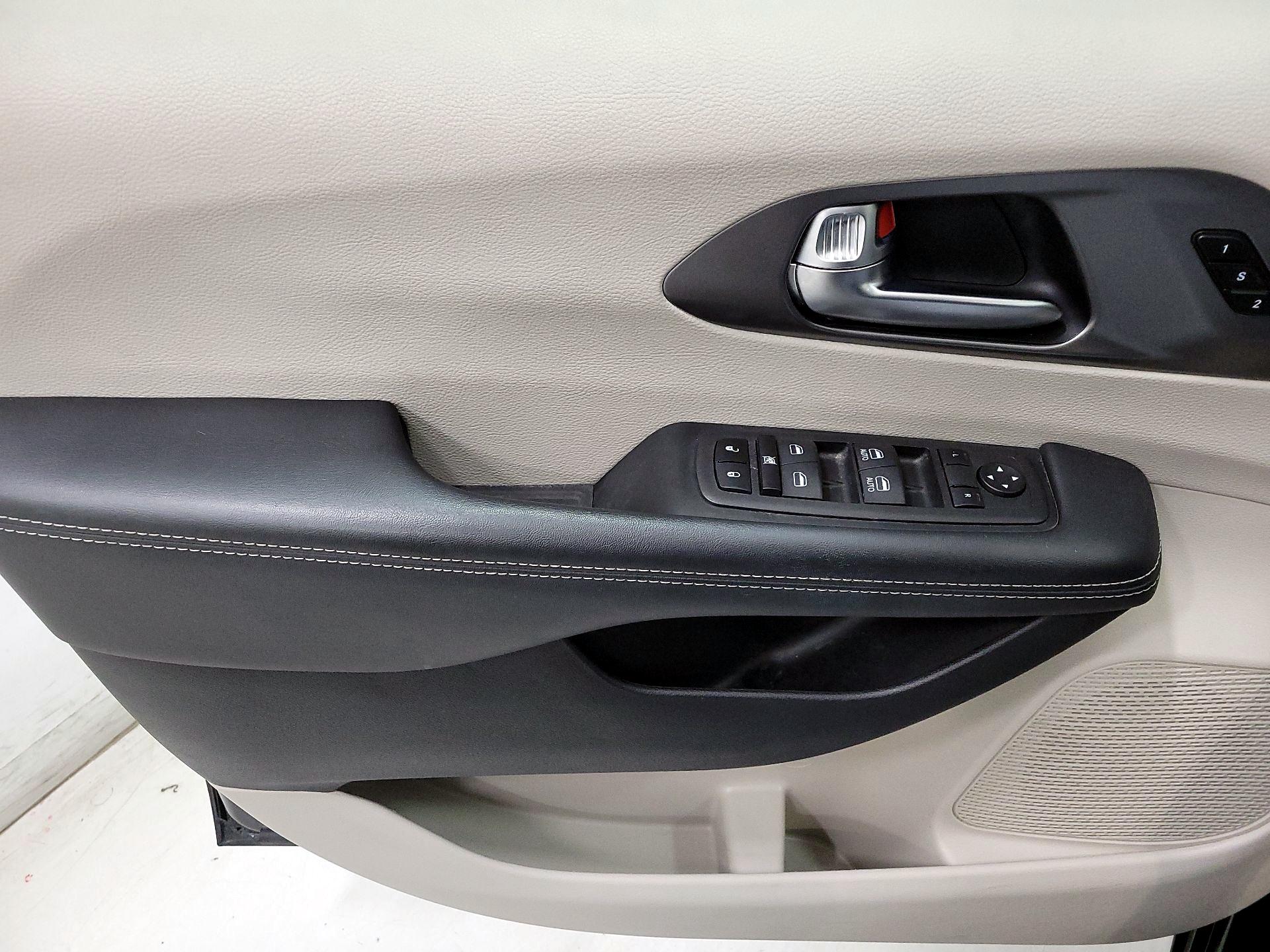 Thumbnail: 2023 Chrysler Pacifica - 12