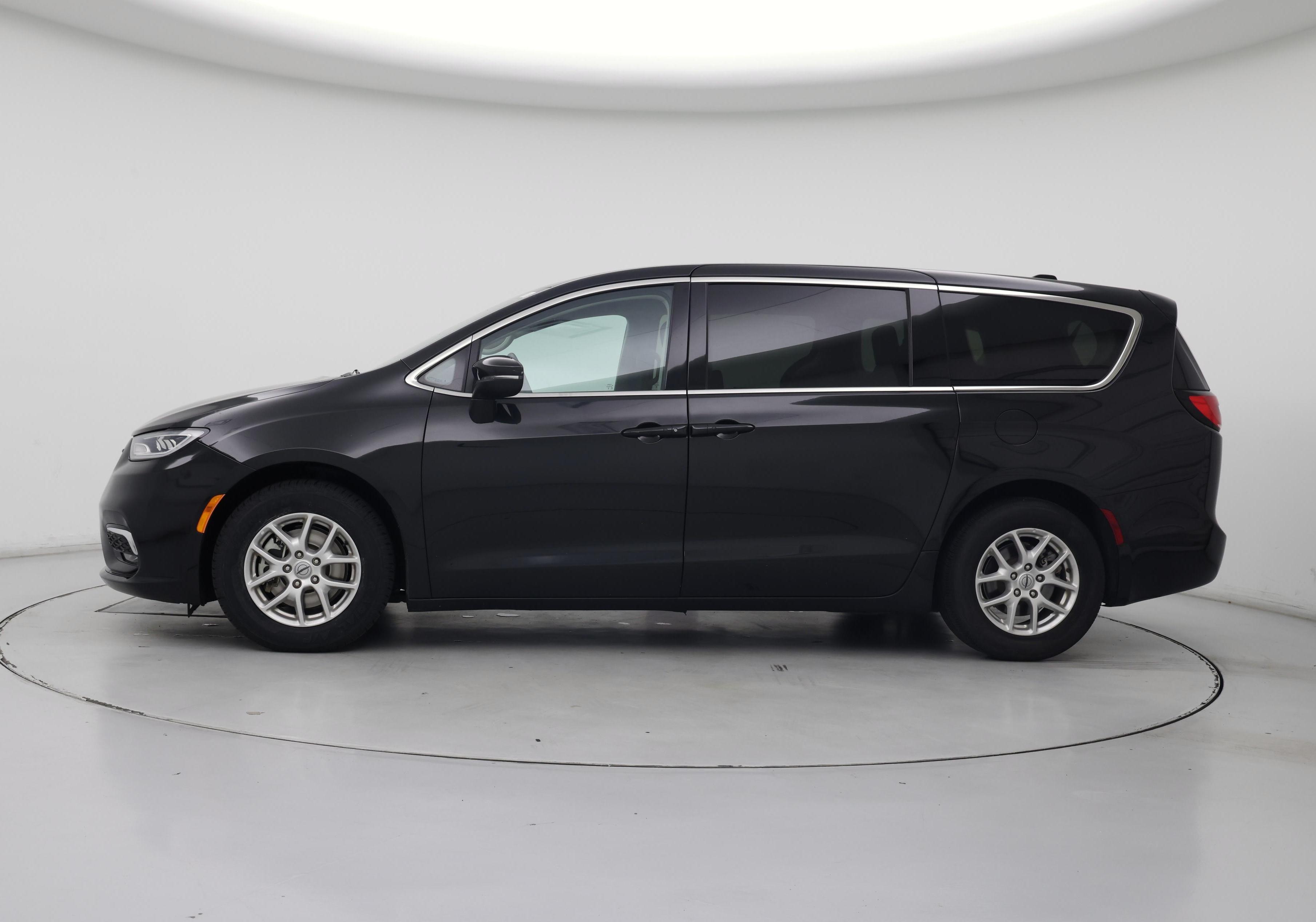 Thumbnail: 2023 Chrysler Pacifica - 3