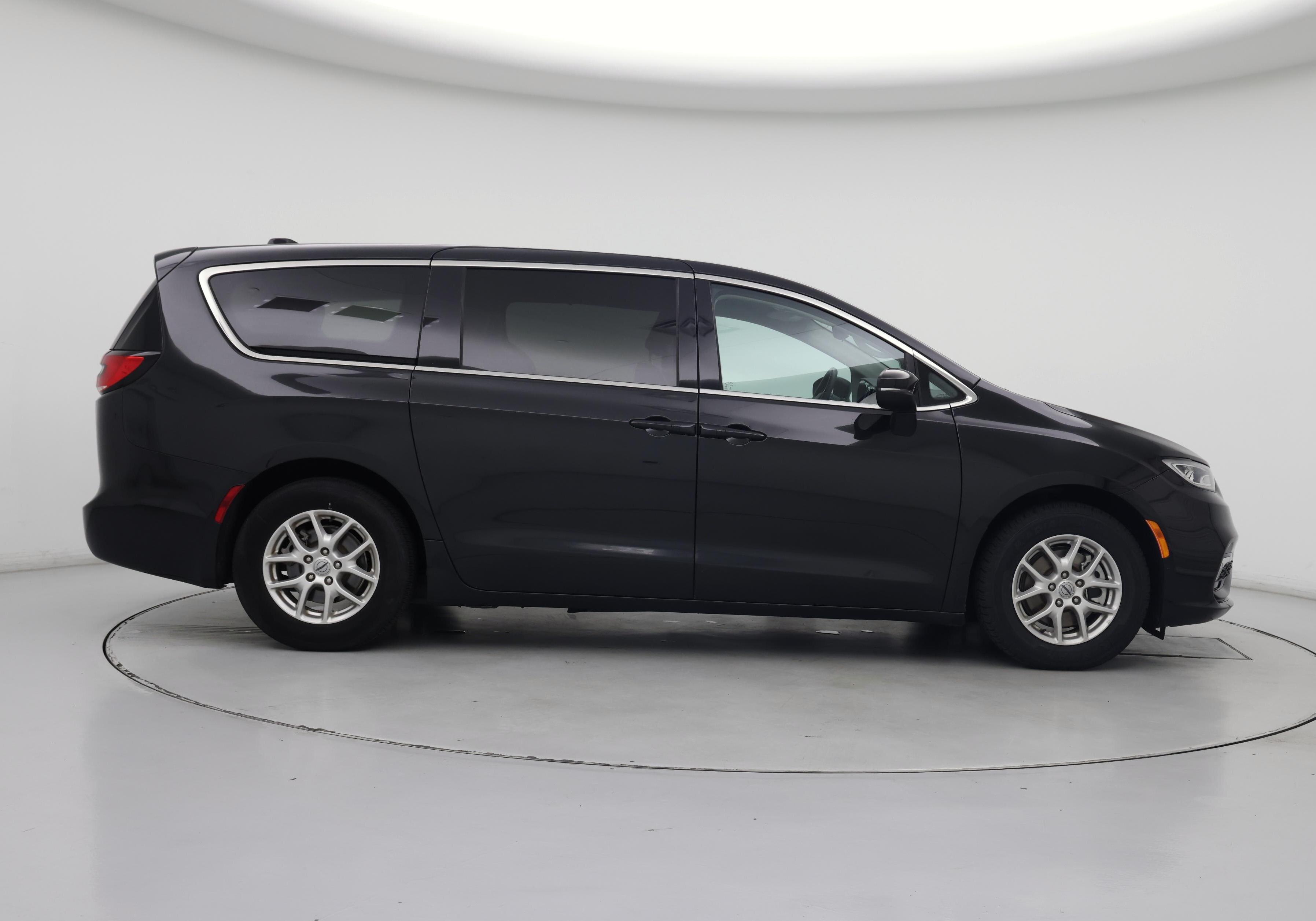 Thumbnail: 2023 Chrysler Pacifica - 7