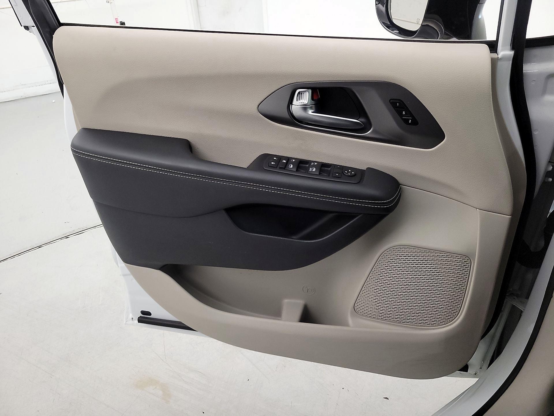 Thumbnail: 2024 Chrysler Pacifica - 12