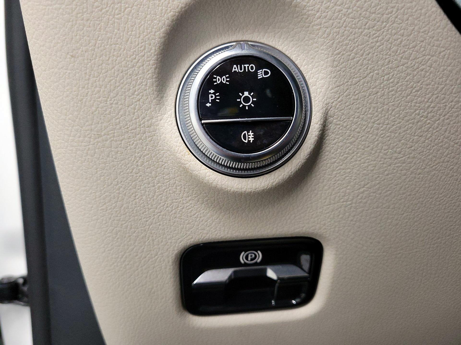 Thumbnail: 2023 Mercedes-Benz C-Class - 11