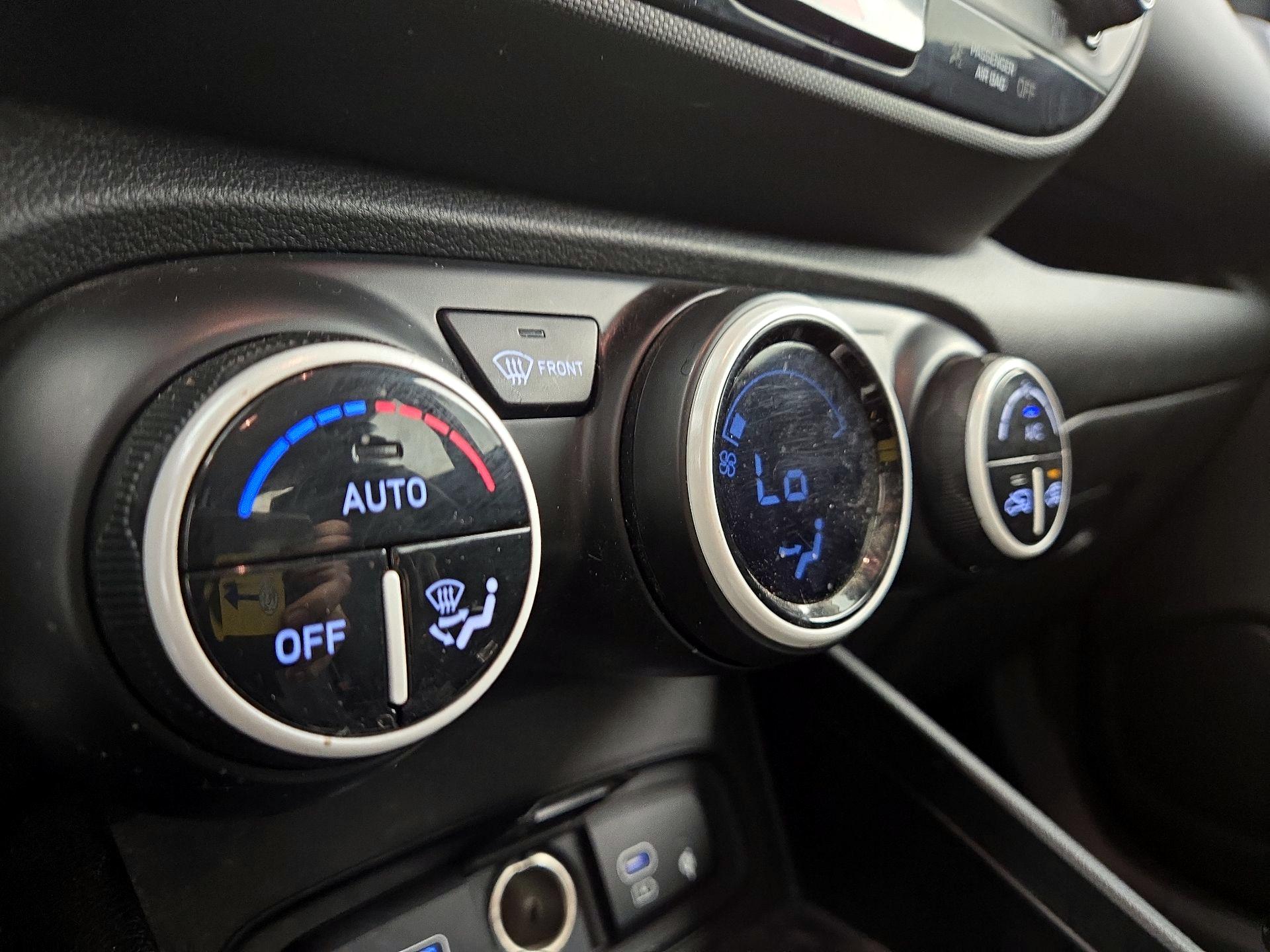 Thumbnail: 2023 Hyundai Venue - 17