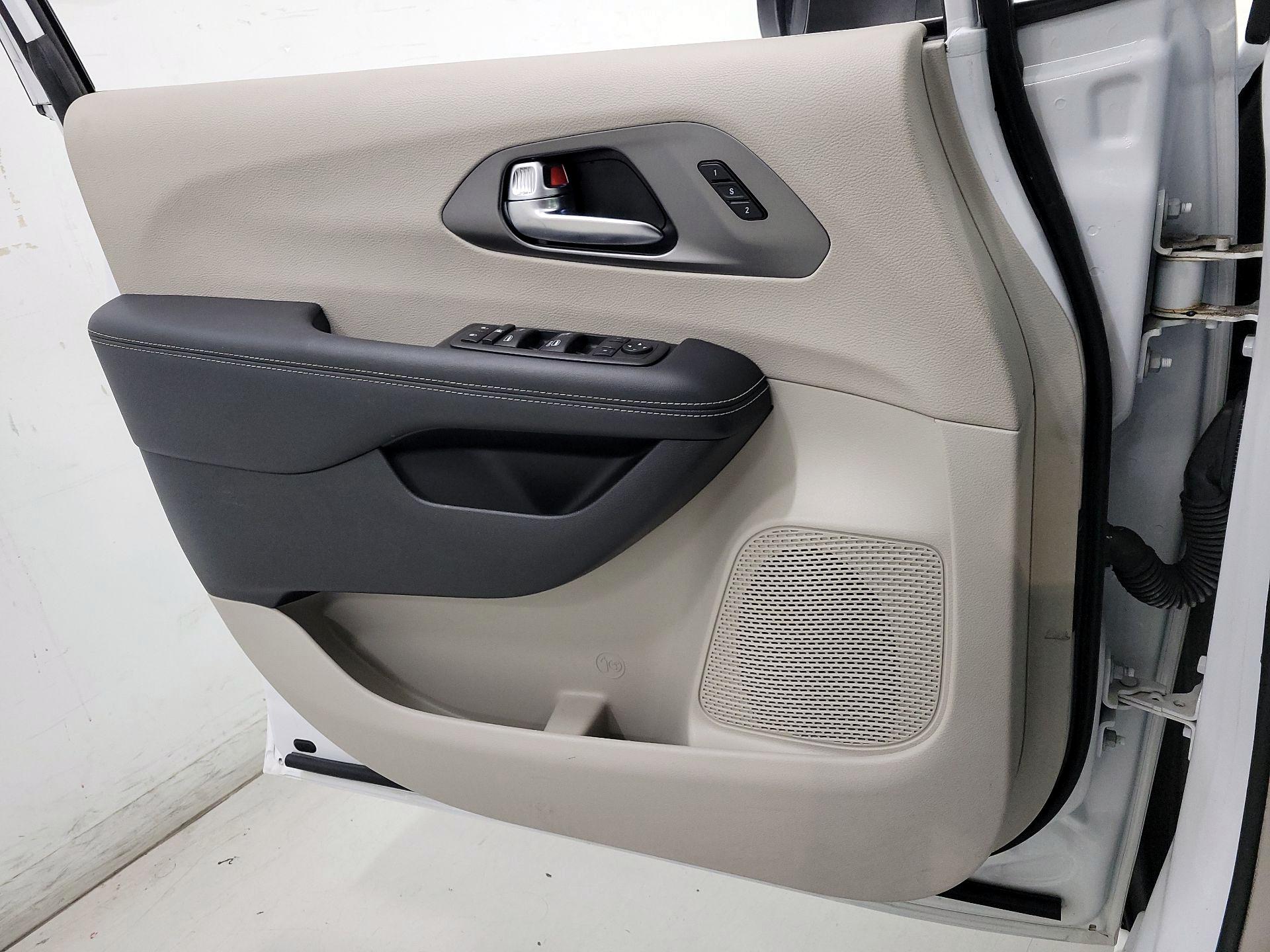 Thumbnail: 2023 Chrysler Pacifica - 12