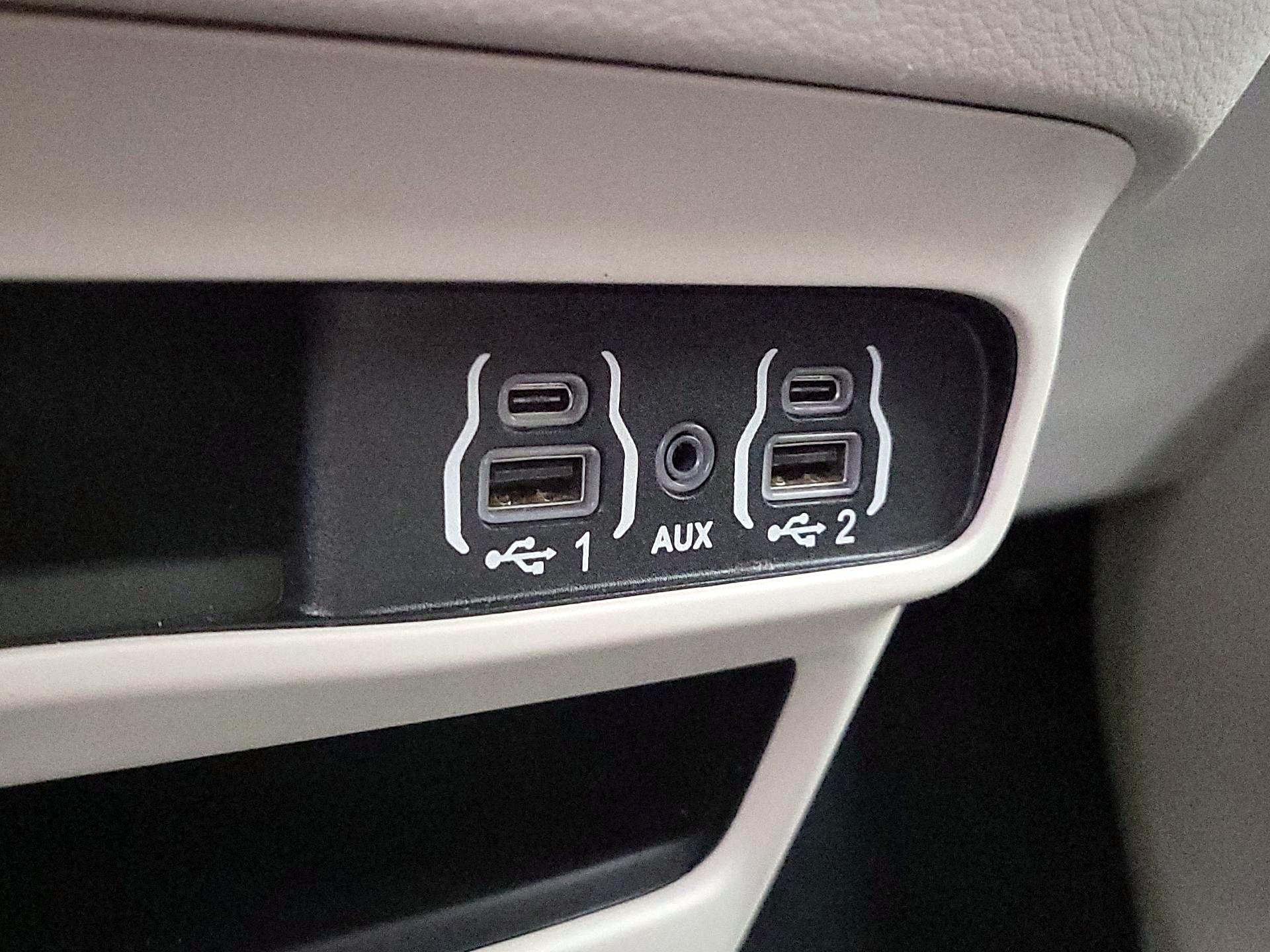 Thumbnail: 2023 Chrysler Pacifica - 18