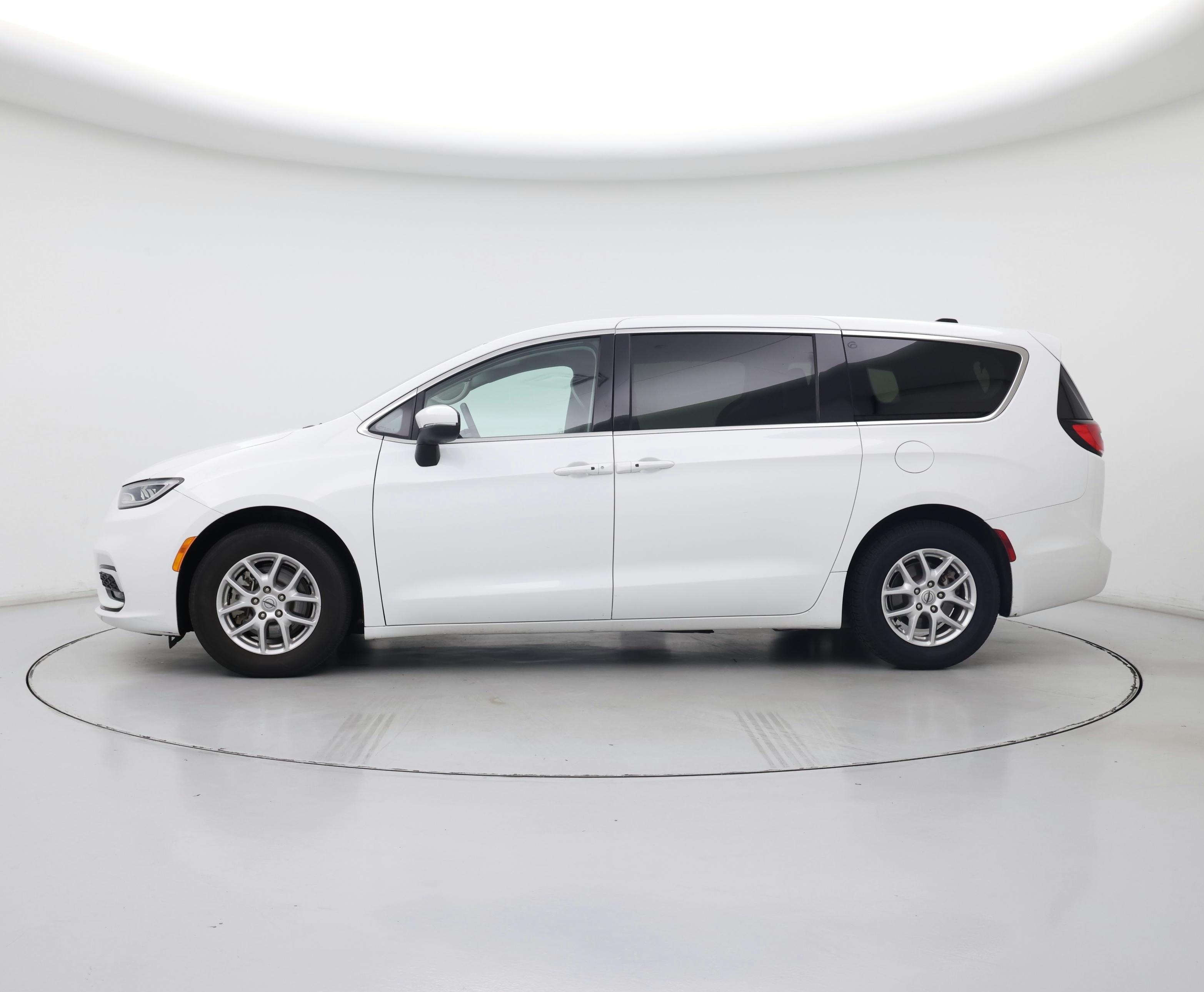 Thumbnail: 2023 Chrysler Pacifica - 3