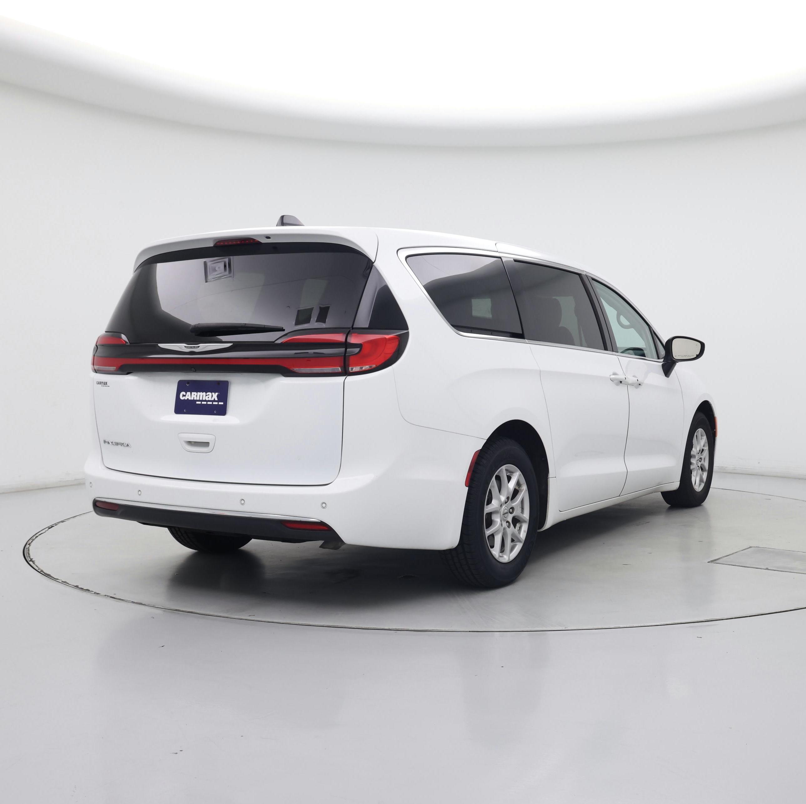 Thumbnail: 2023 Chrysler Pacifica - 8