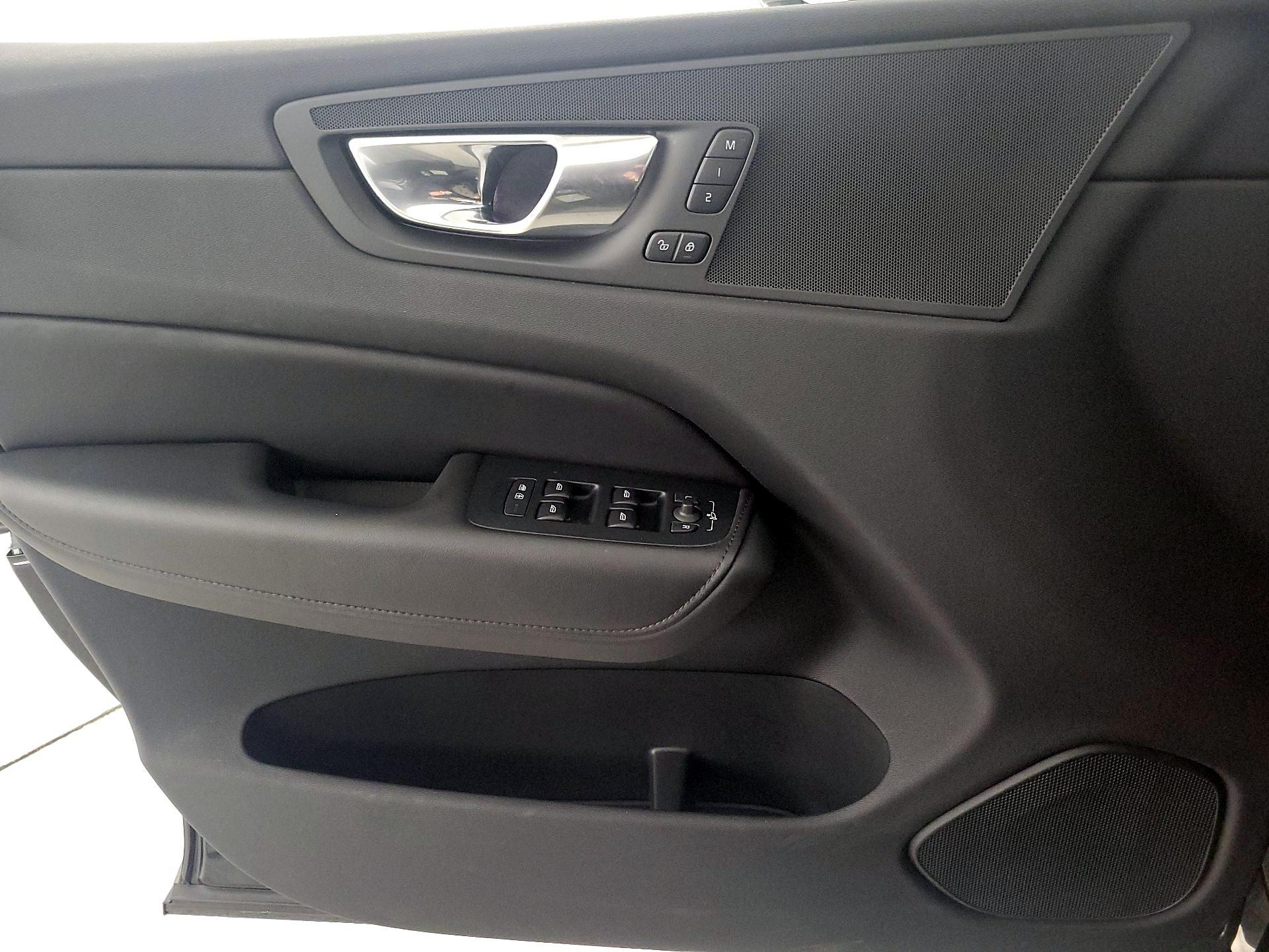 Thumbnail: 2025 Volvo XC60 - 12