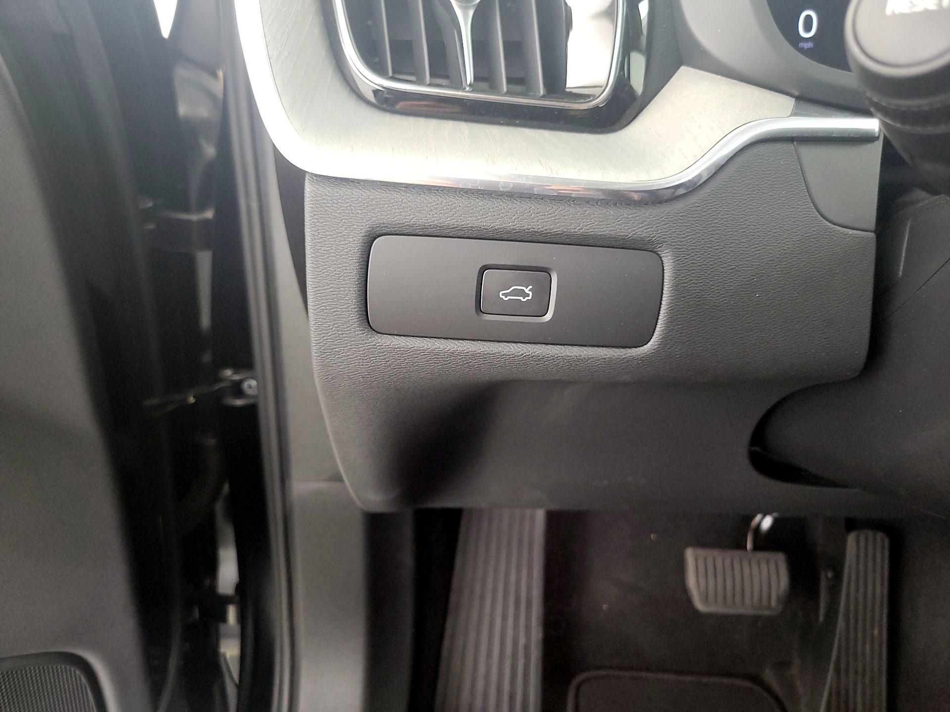 Thumbnail: 2025 Volvo XC60 - 13