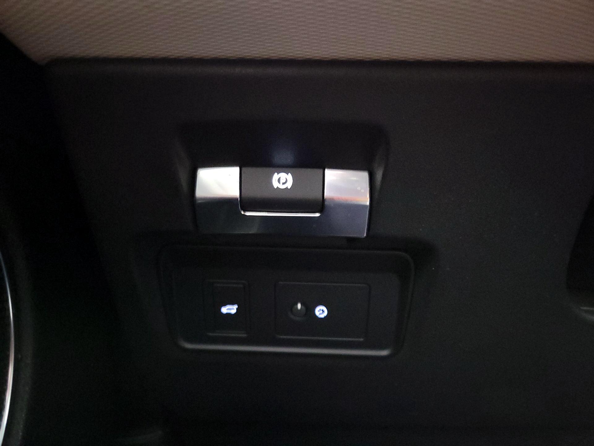 Thumbnail: 2022 Land Rover Discovery Sport - 13