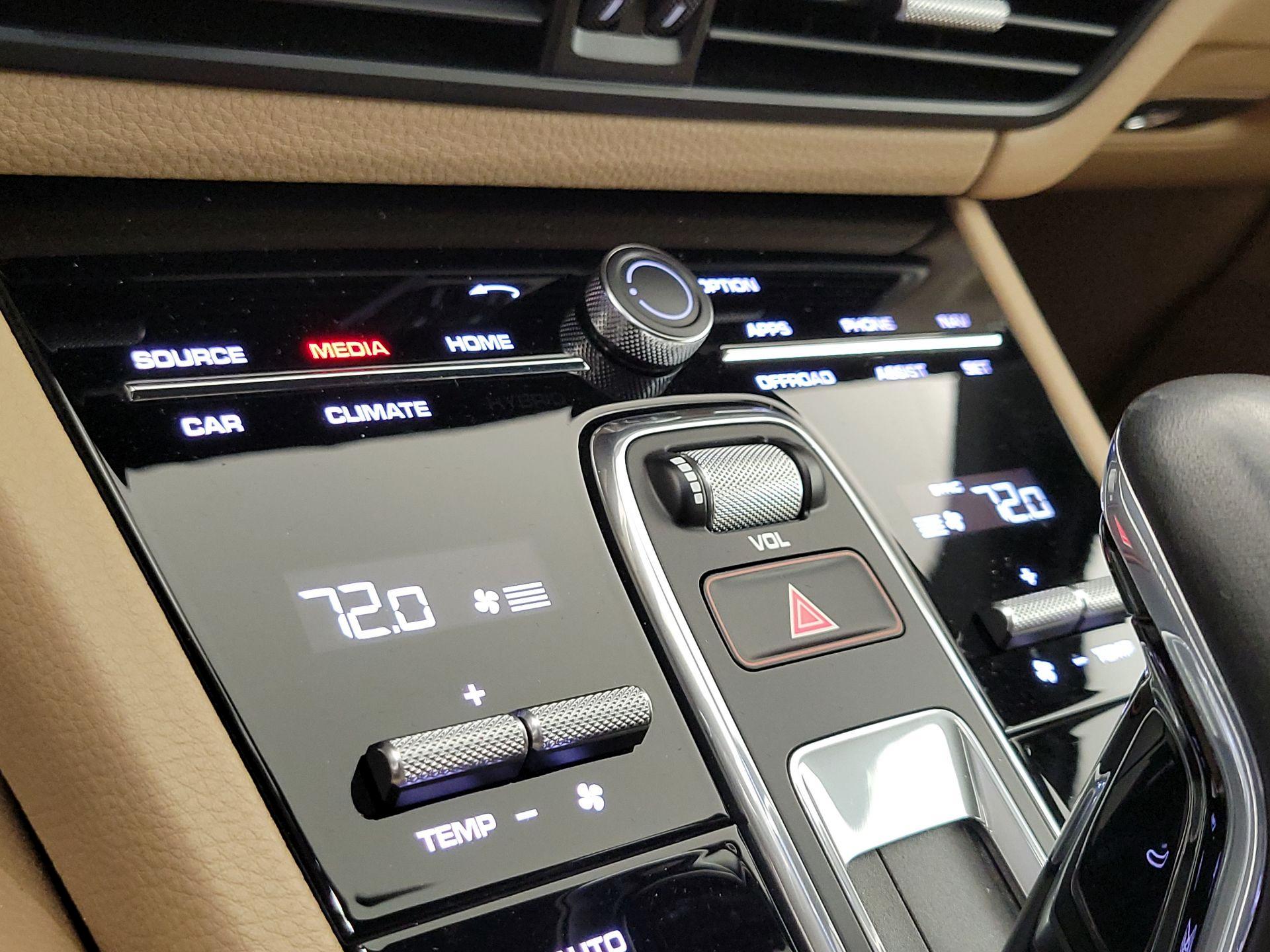 Thumbnail: 2020 Porsche Cayenne - 16