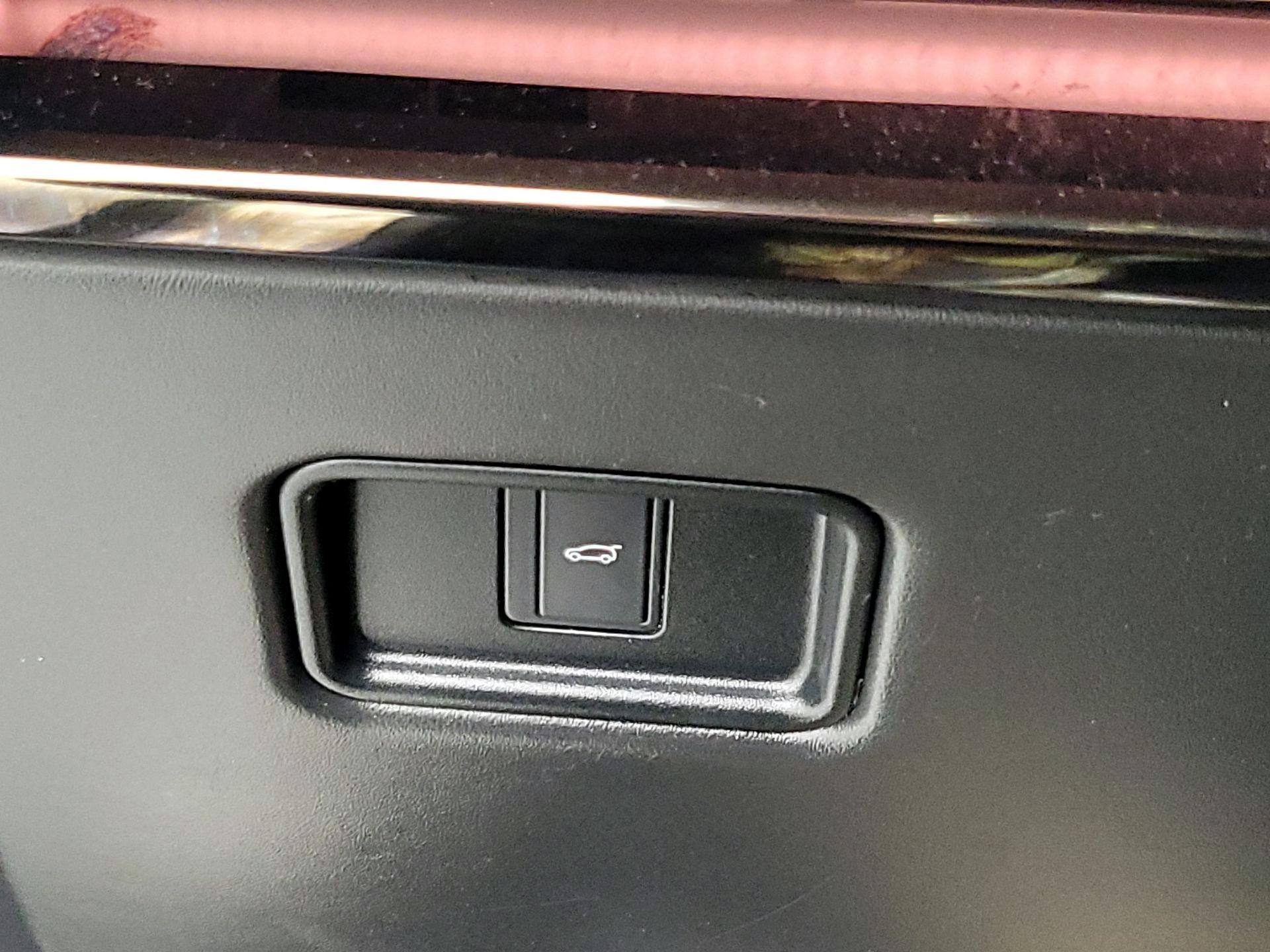 Thumbnail: 2023 Land Rover Range Rover Sport - 13