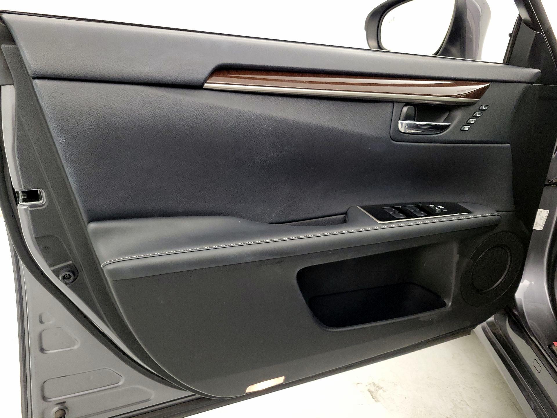 Thumbnail: 2016 Lexus ES - 12