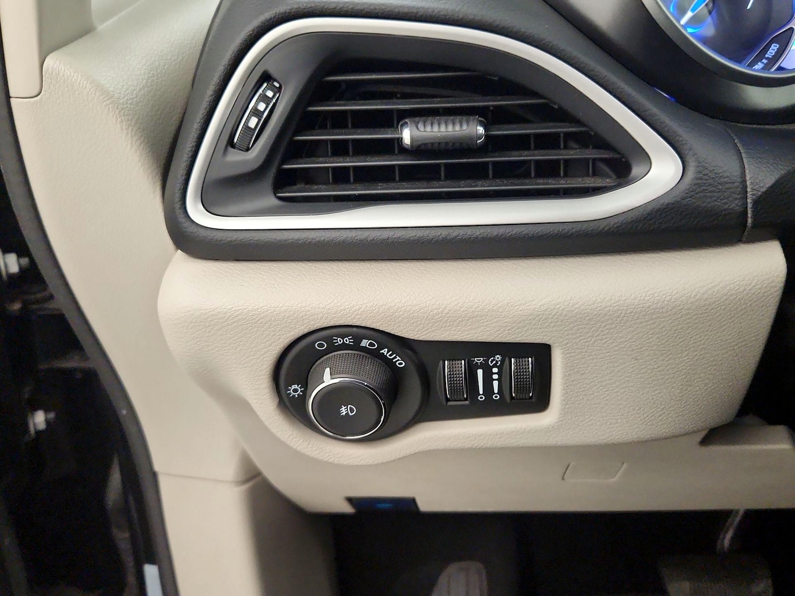 2024 Chrysler Pacifica Touring L - Photo 14