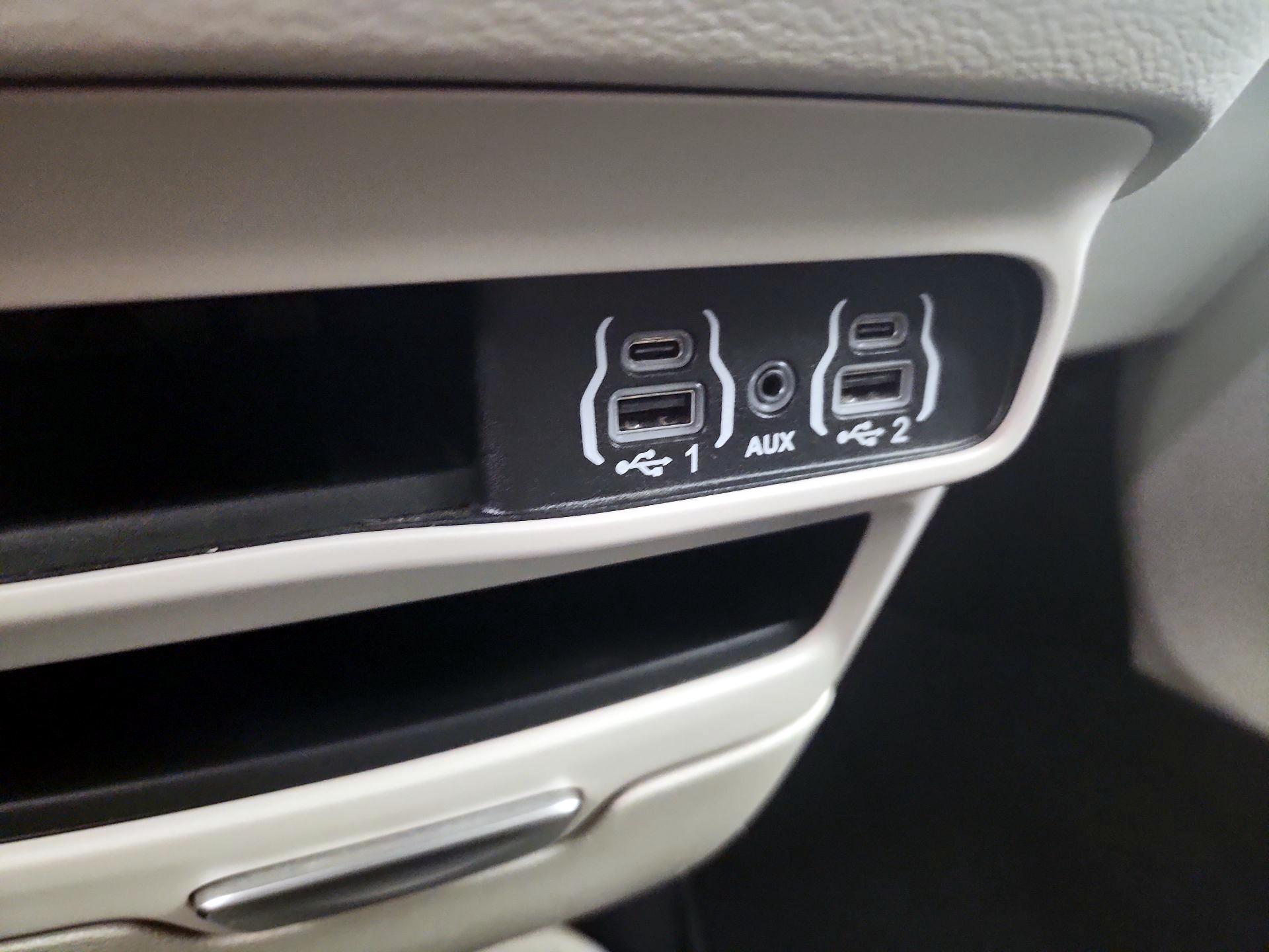 Thumbnail: 2024 Chrysler Pacifica - 18