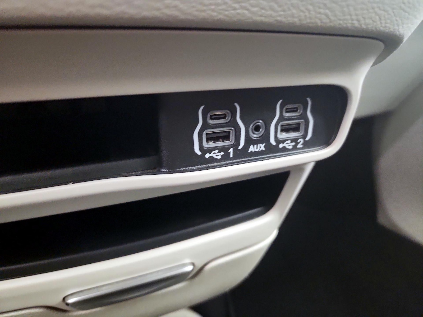 2024 Chrysler Pacifica Touring L - Photo 19