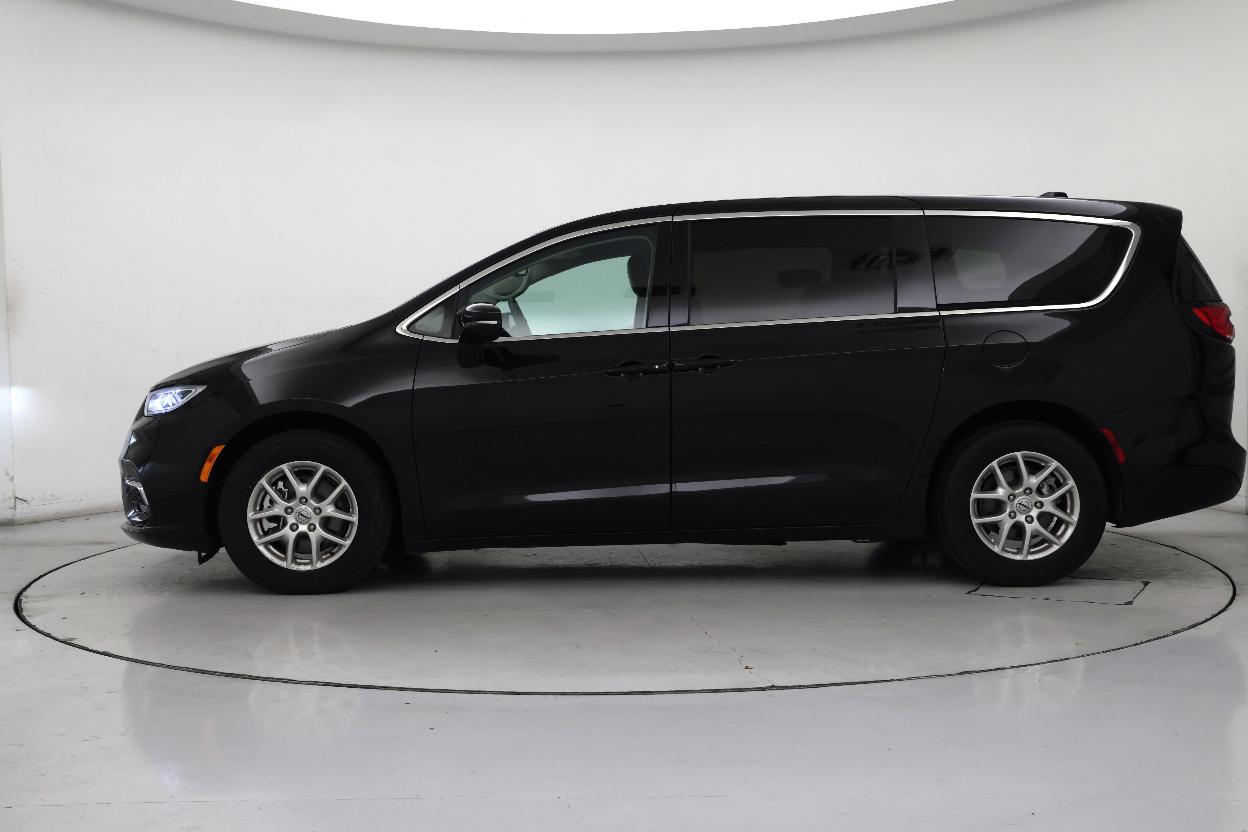 Thumbnail: 2024 Chrysler Pacifica - 3