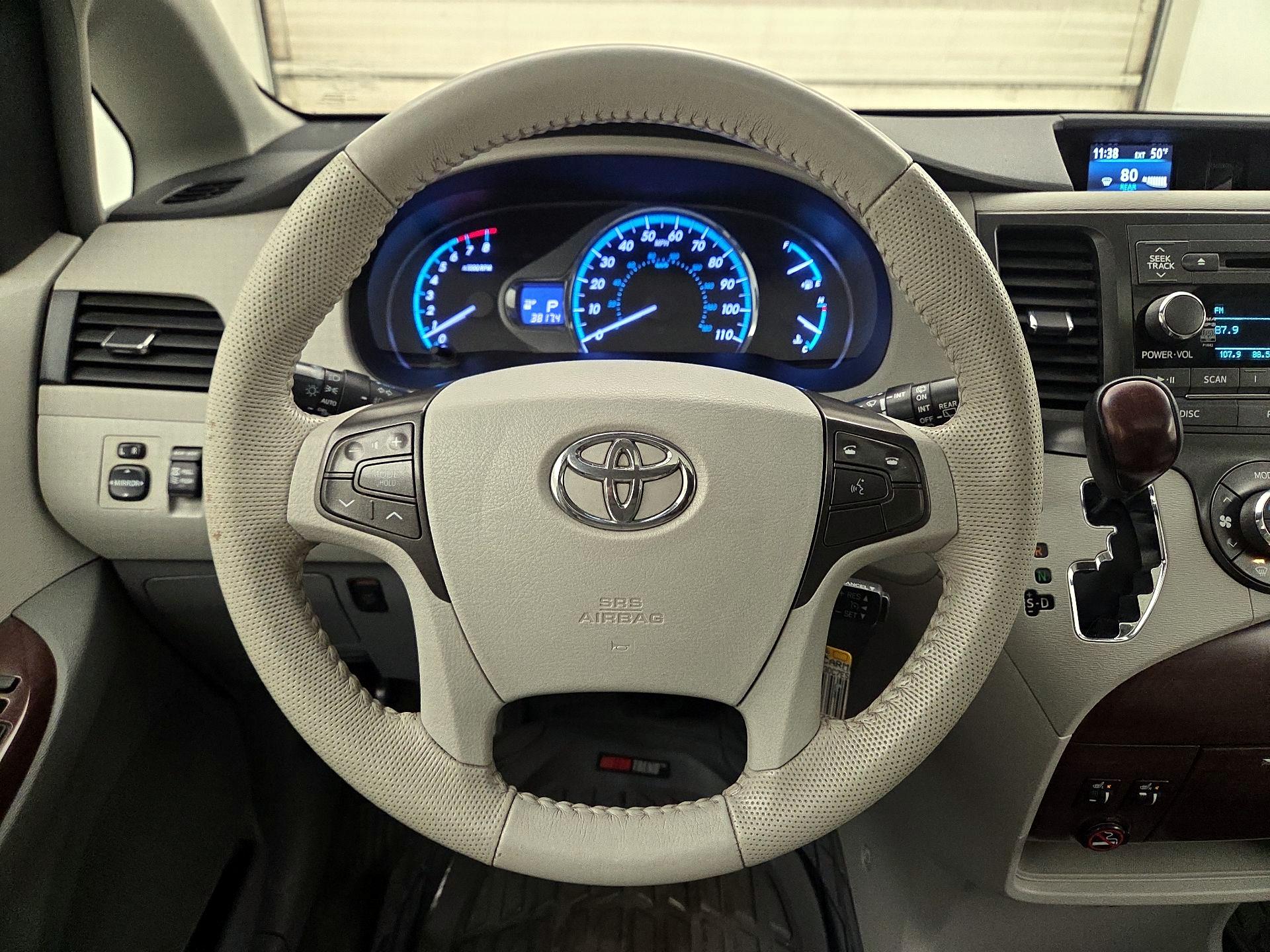 Thumbnail: 2014 Toyota Sienna - 10