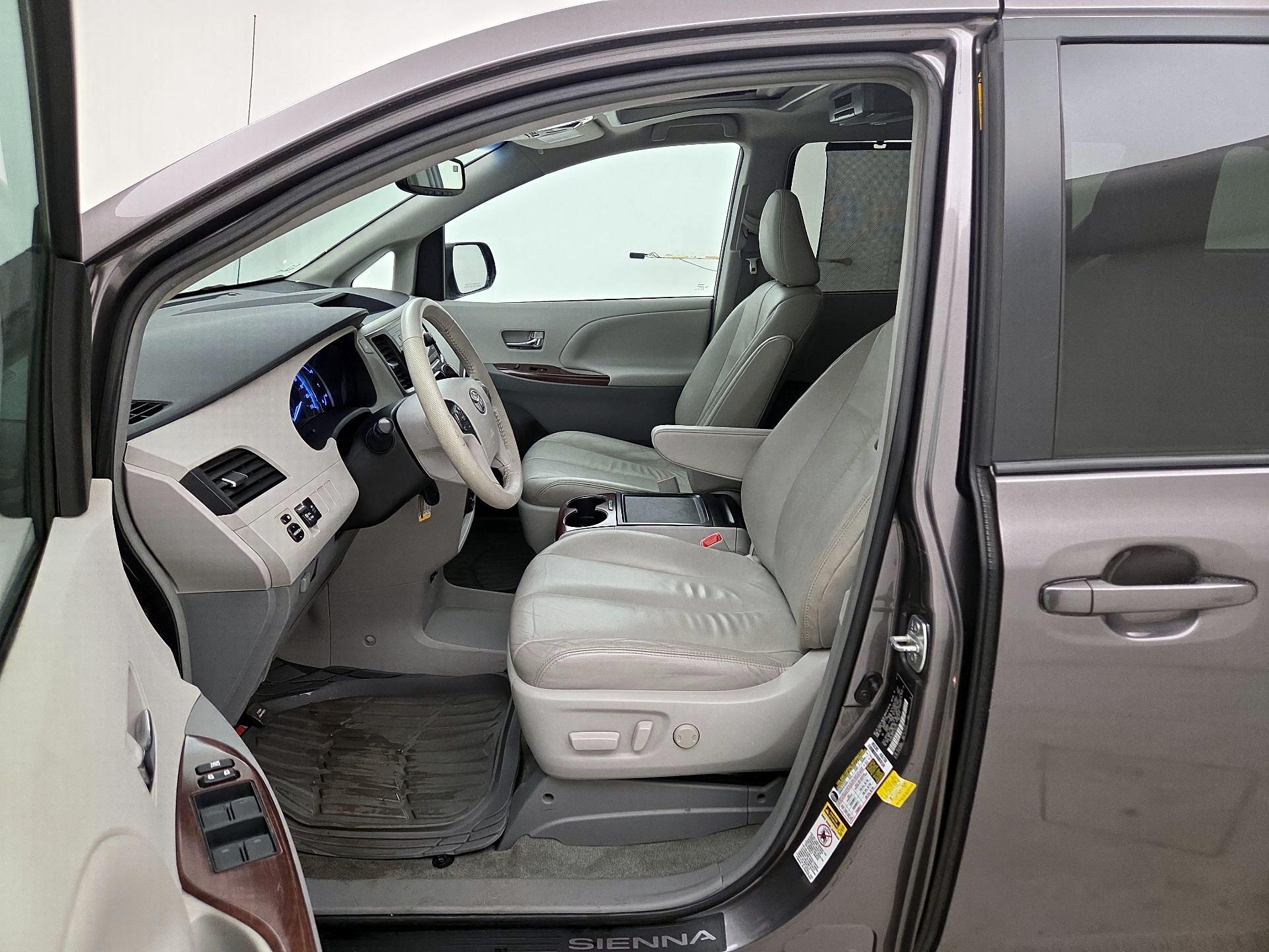 Thumbnail: 2014 Toyota Sienna - 11