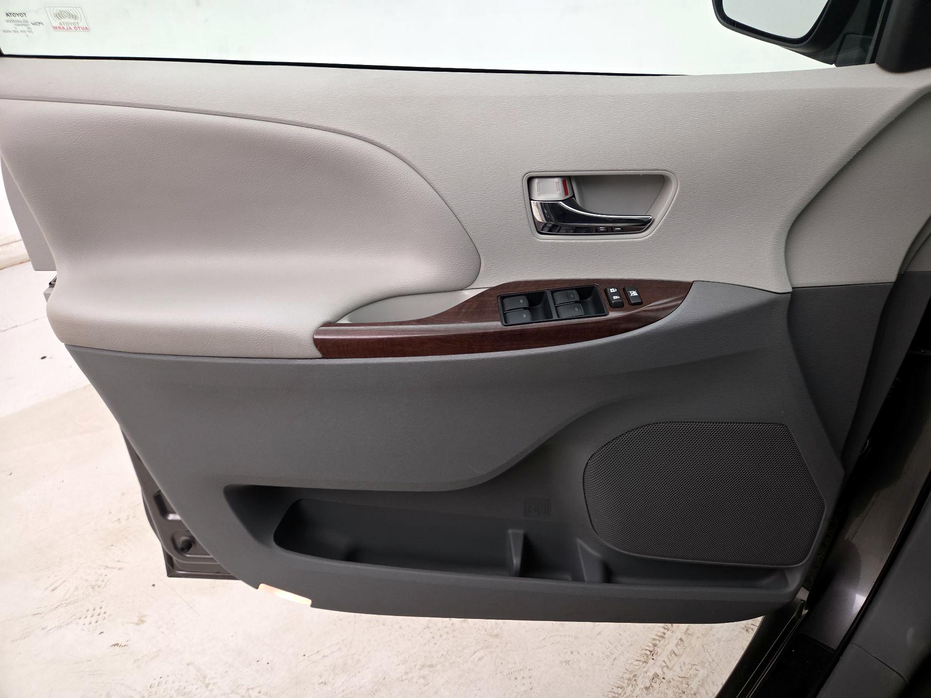 Thumbnail: 2014 Toyota Sienna - 12