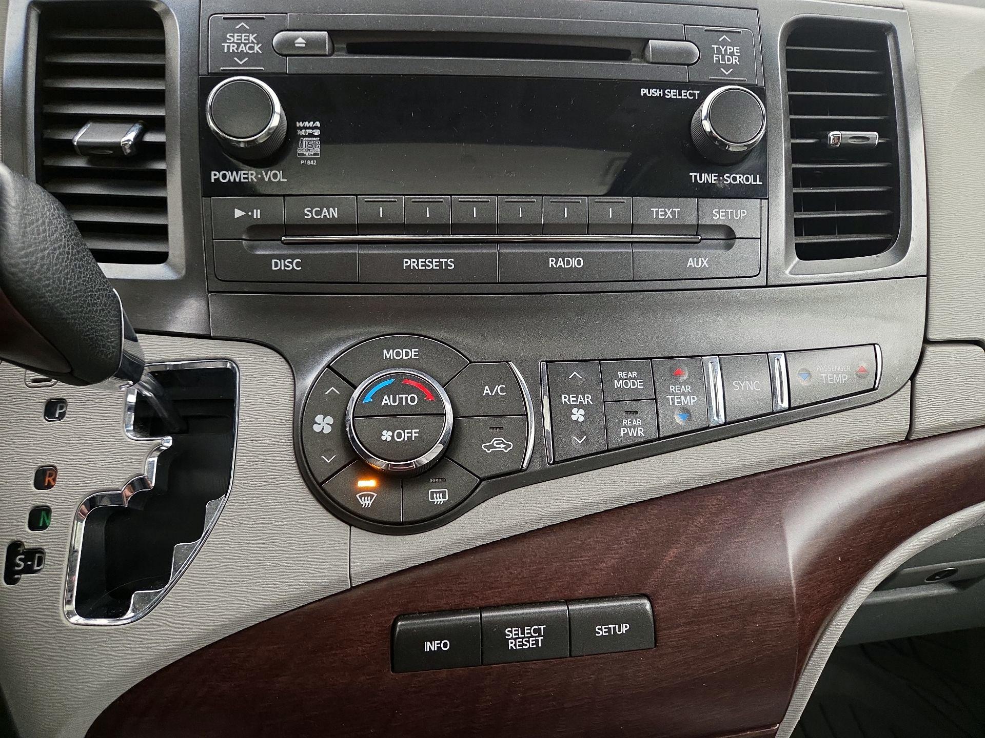 Thumbnail: 2014 Toyota Sienna - 16