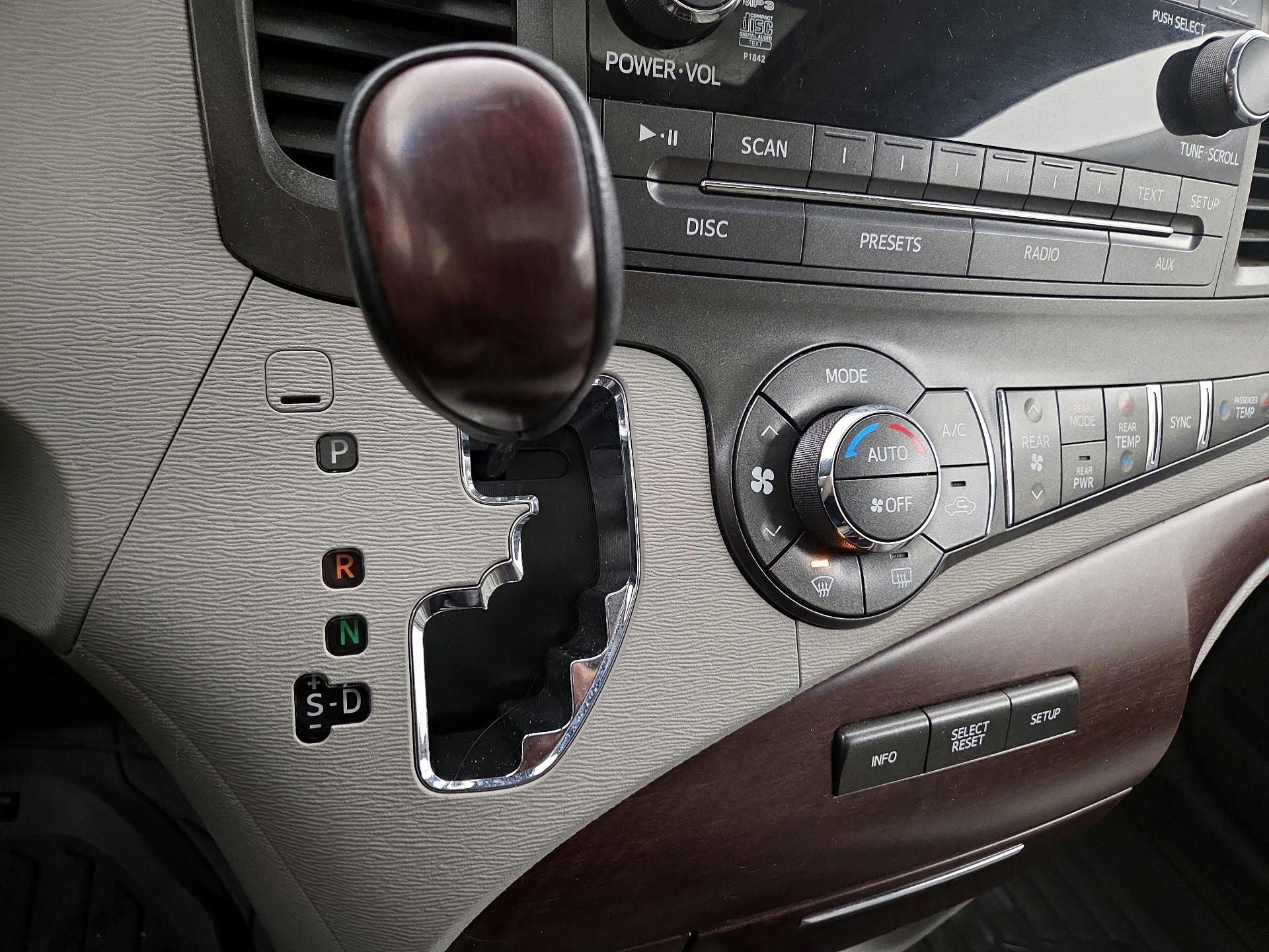 Thumbnail: 2014 Toyota Sienna - 17