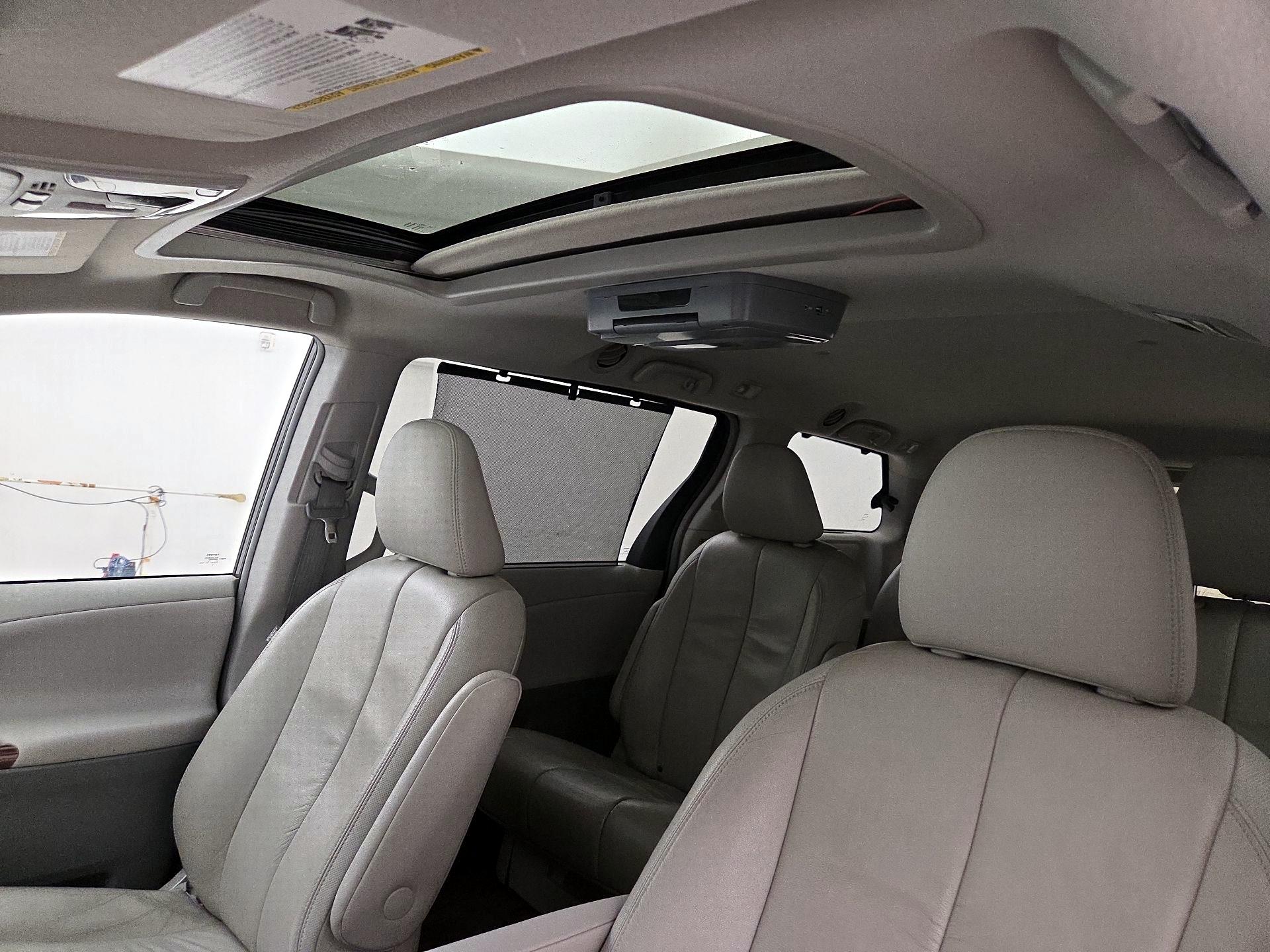 Thumbnail: 2014 Toyota Sienna - 19