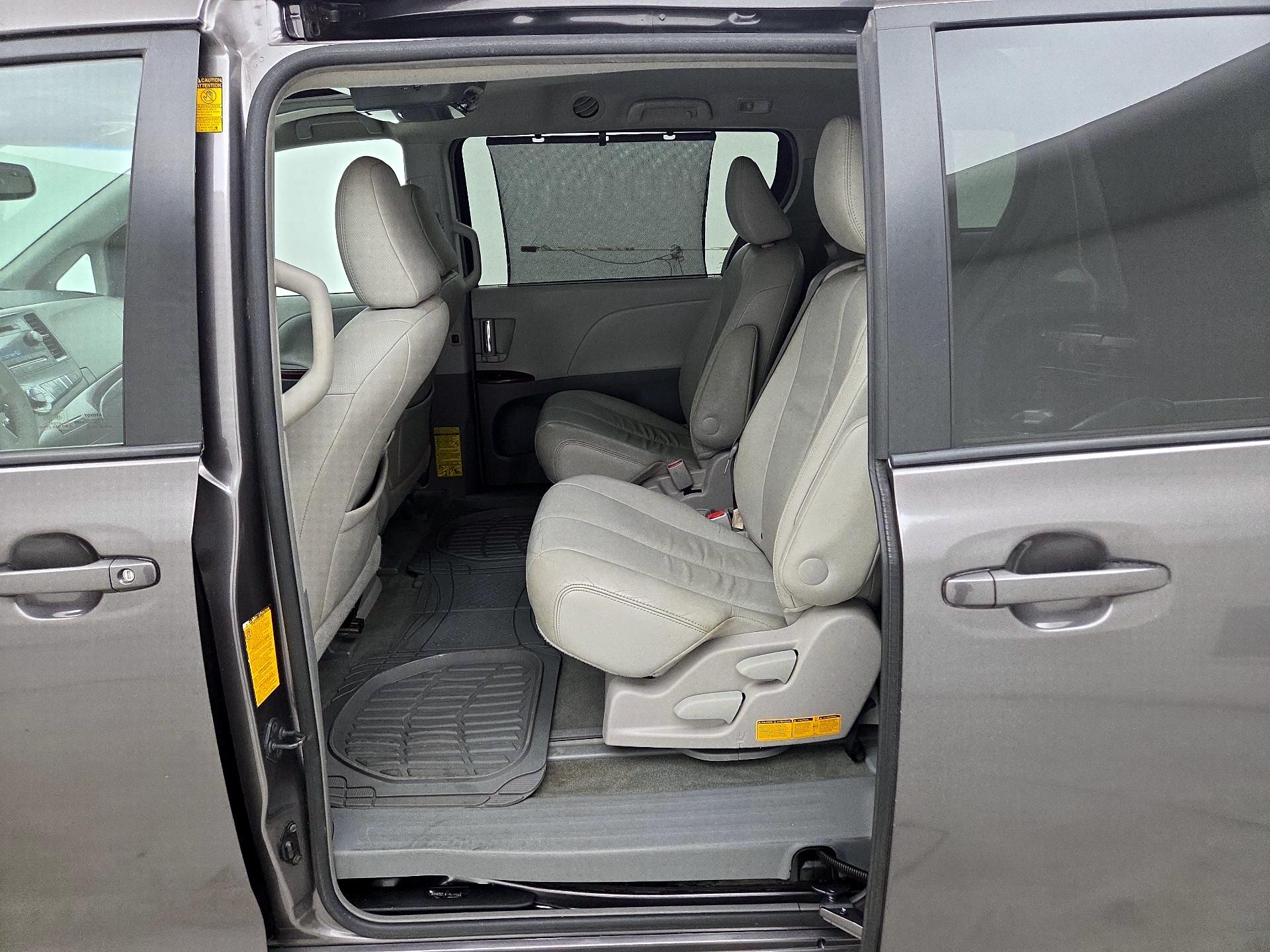 Thumbnail: 2014 Toyota Sienna - 20